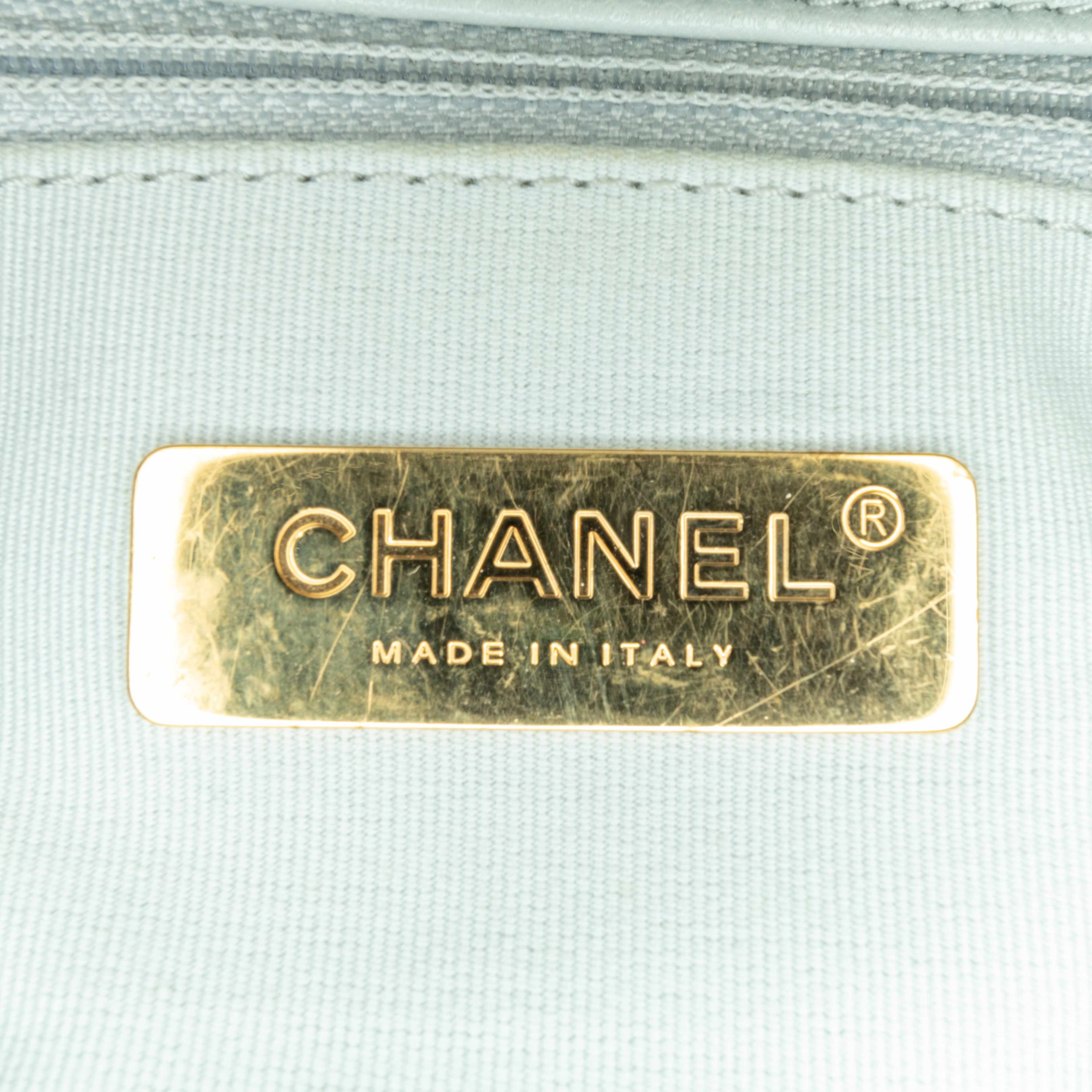 Chanel Medium Lambskin 19 Flap, från Luxclusif, i färgen light gray. Klicka för att öppna bilden i stort format