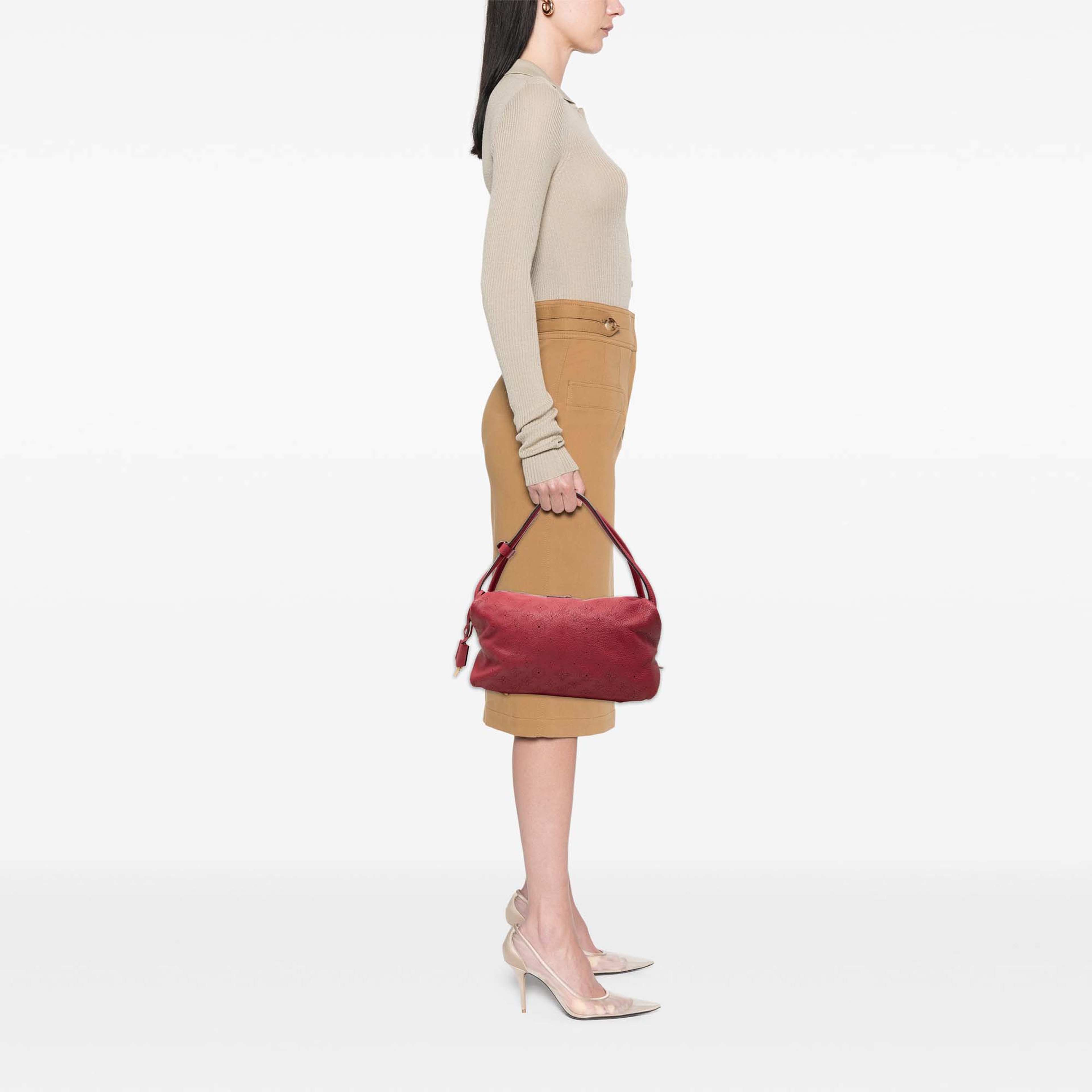 Louis Vuitton Monogram Mahina Galatea Pm, från Luxclusif, i färgen röd. Klicka för att öppna bilden i stort format