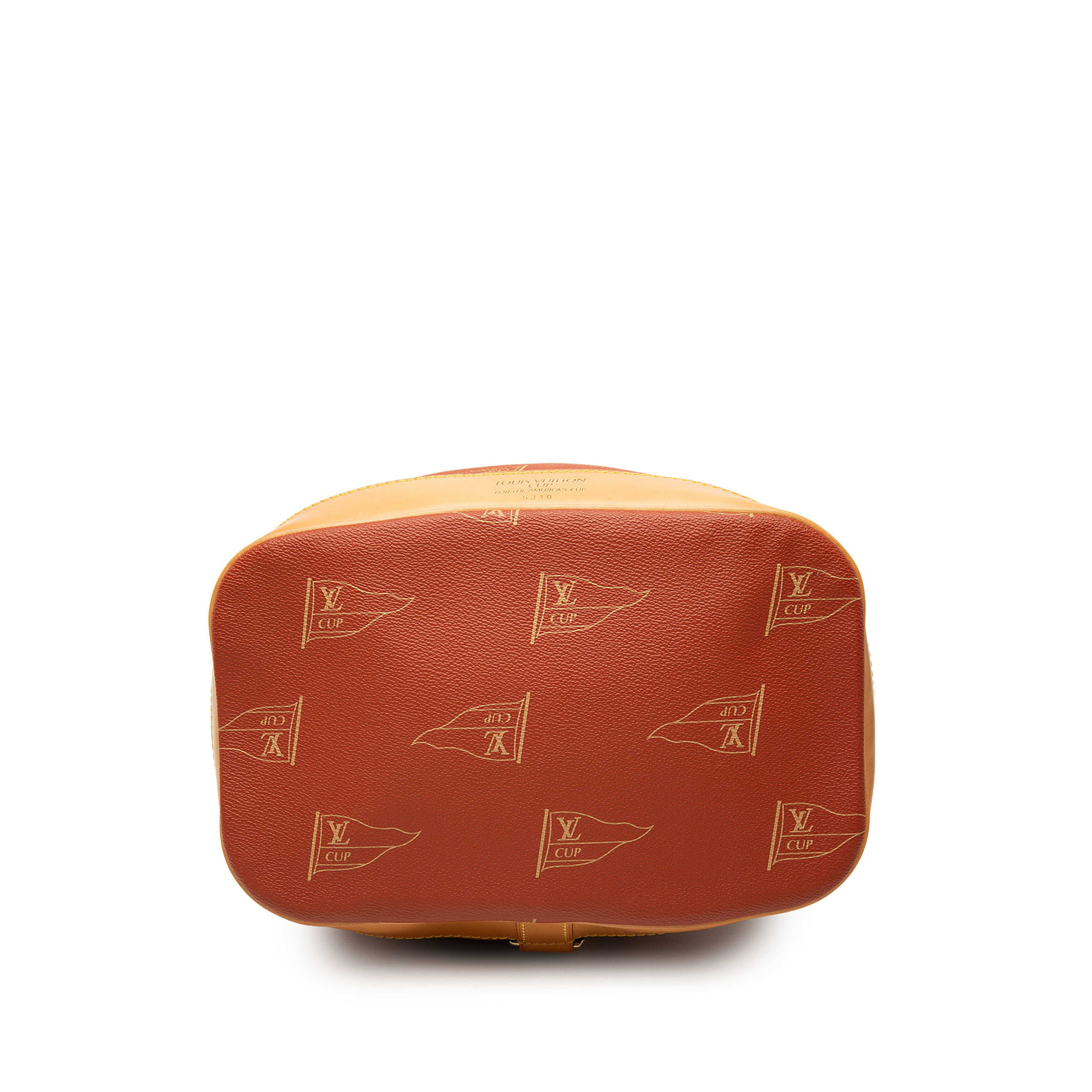 Louis Vuitton Americas Cup Coated Canvas Saint Tropez, från Luxclusif, i färgen röd. Klicka för att öppna bilden i stort format