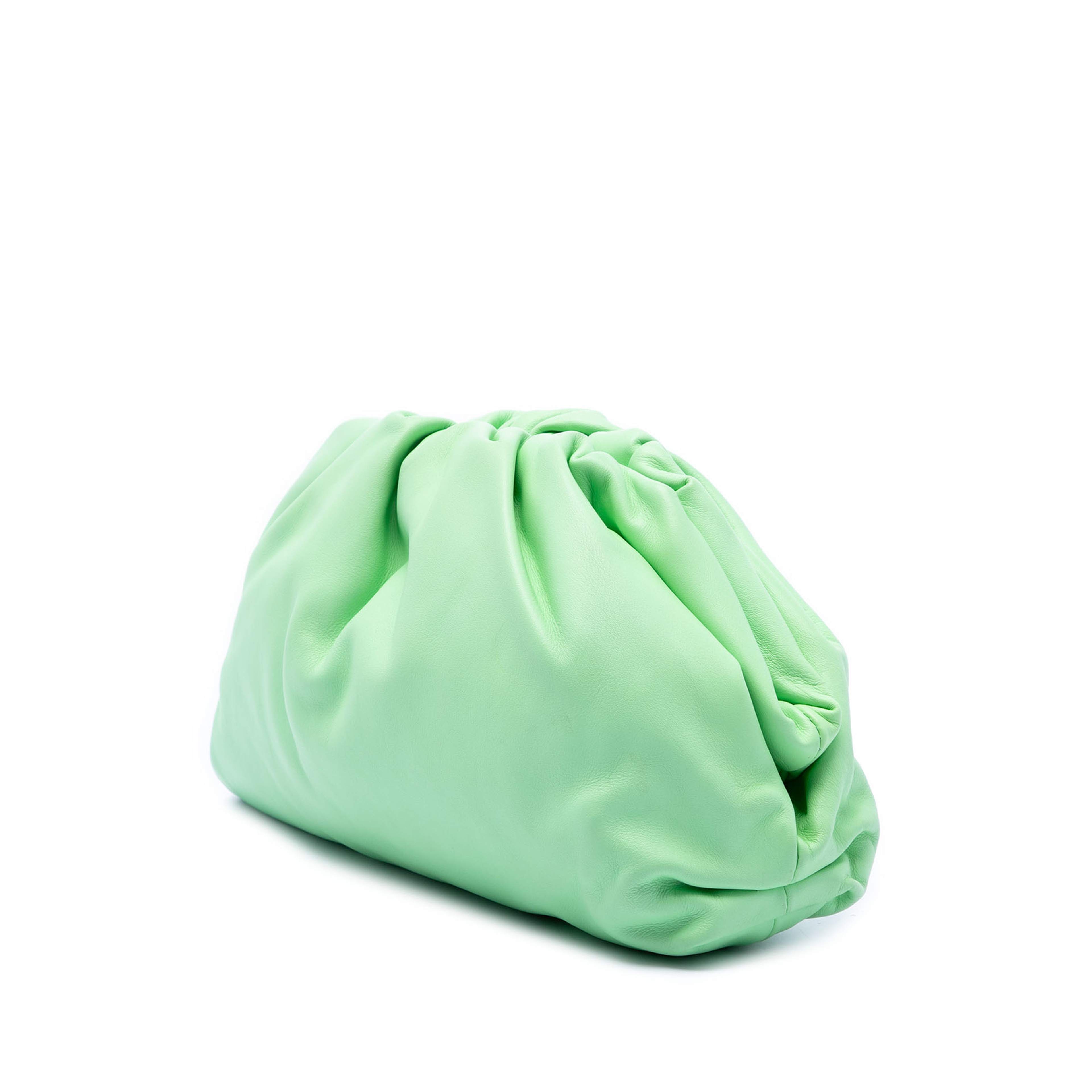 Bottega Veneta Teen Lambskin Pouch, från Luxclusif, i färgen grön. Klicka för att öppna bilden i stort format