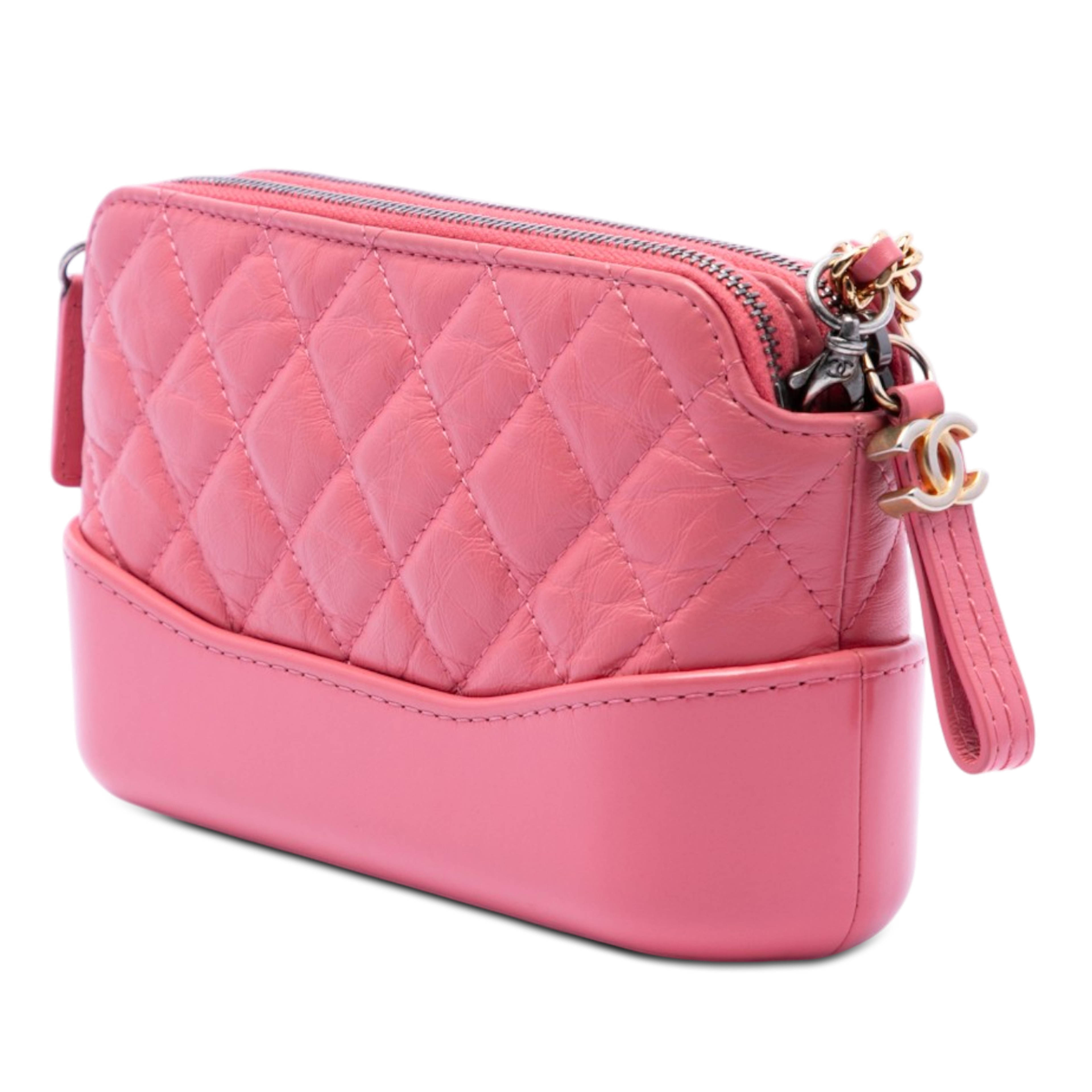 Chanel Quilted Aged Calfskin Gabrielle Double Zip Clutch With Chain, från Luxclusif, i färgen rosa. Klicka för att öppna bilden i stort format