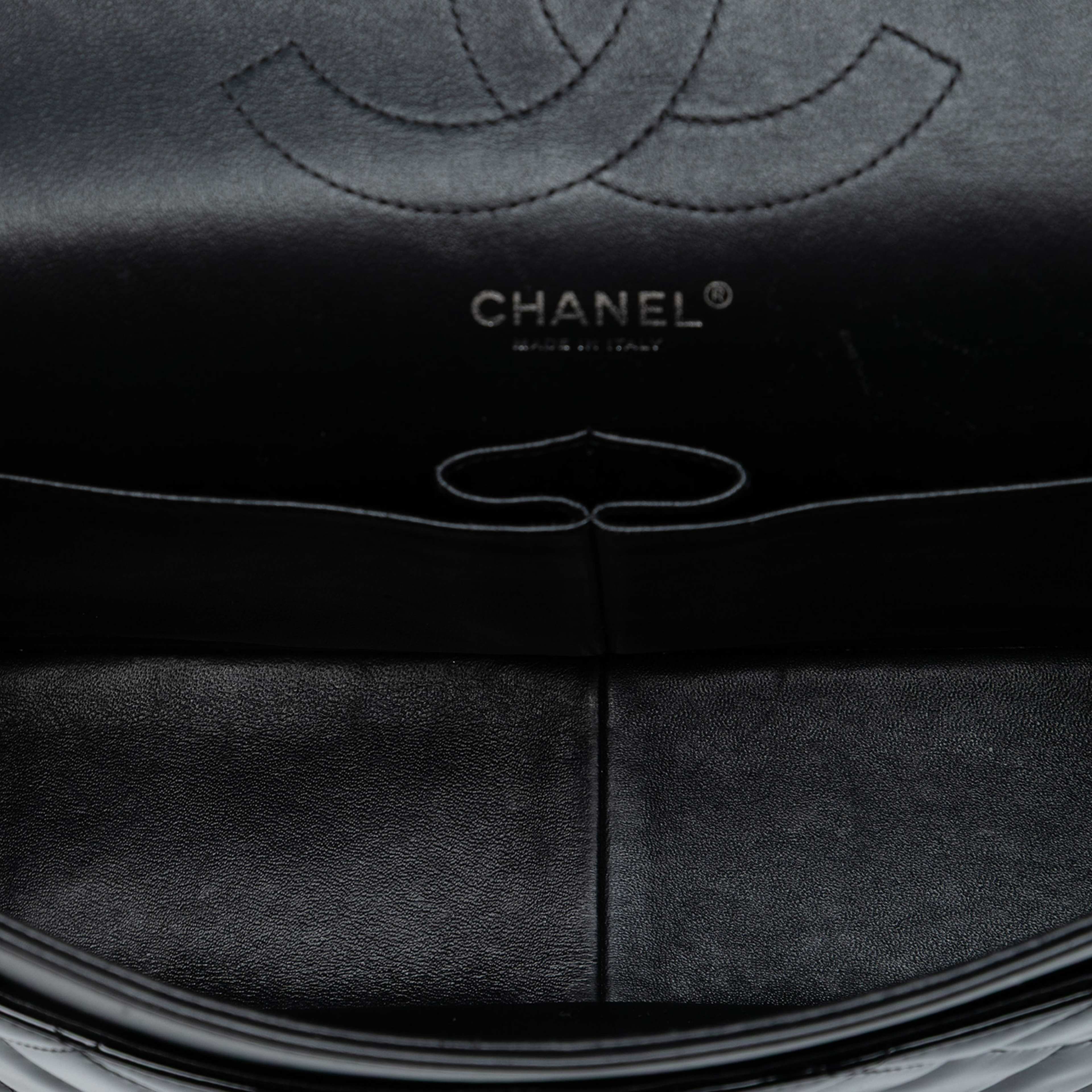 Chanel Jumbo Classic Patent Double Flap, från Luxclusif, i färgen black. Klicka för att öppna bilden i stort format