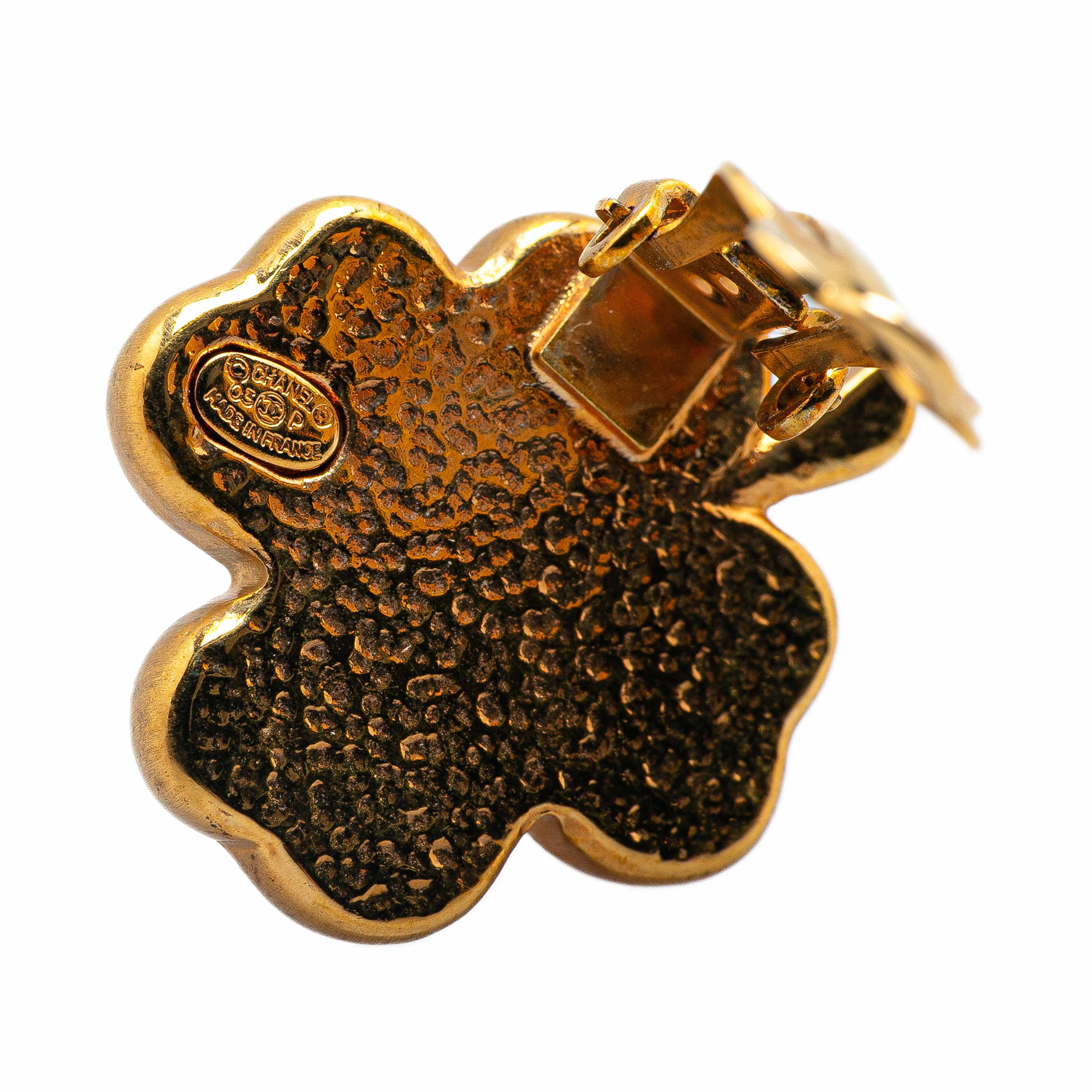 Chanel Gold Plated Enamel Clover Clip On Earrings, från Luxclusif, i färgen guld. Klicka för att öppna bilden i stort format