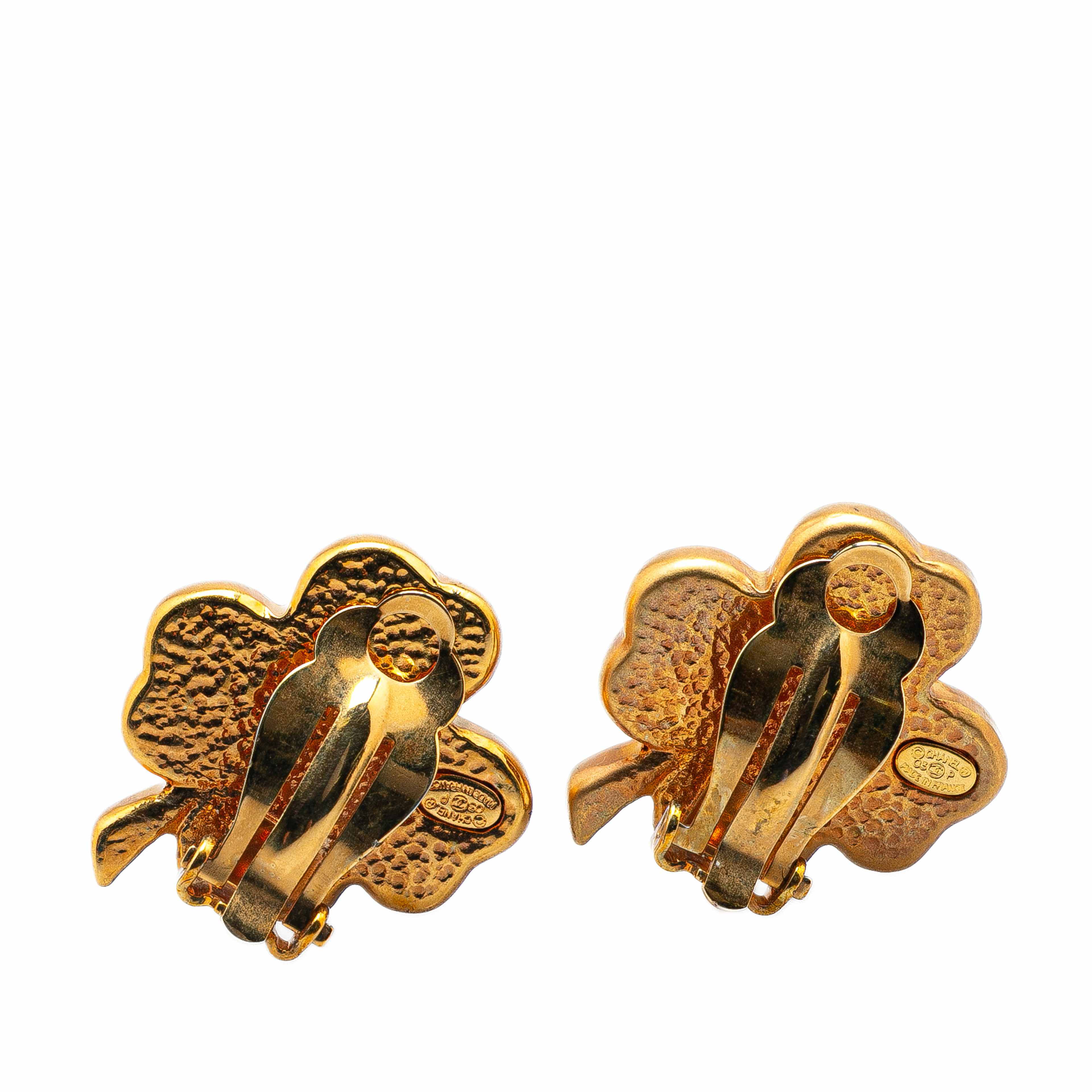Chanel Gold Plated Enamel Clover Clip On Earrings, från Luxclusif, i färgen guld. Klicka för att öppna bilden i stort format