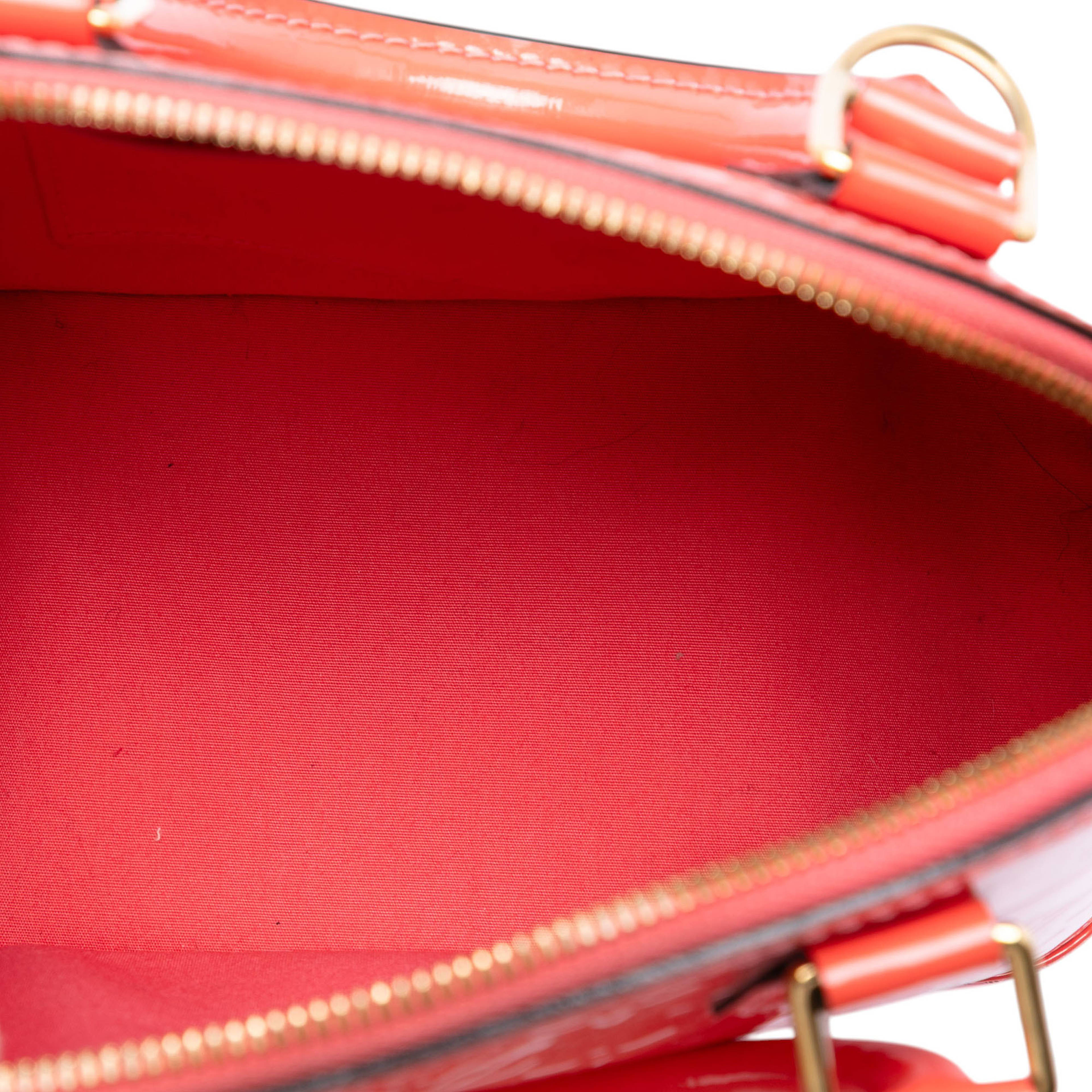 Louis Vuitton Monogram Vernis Alma Bb, från Luxclusif, i färgen red orange. Klicka för att öppna bilden i stort format