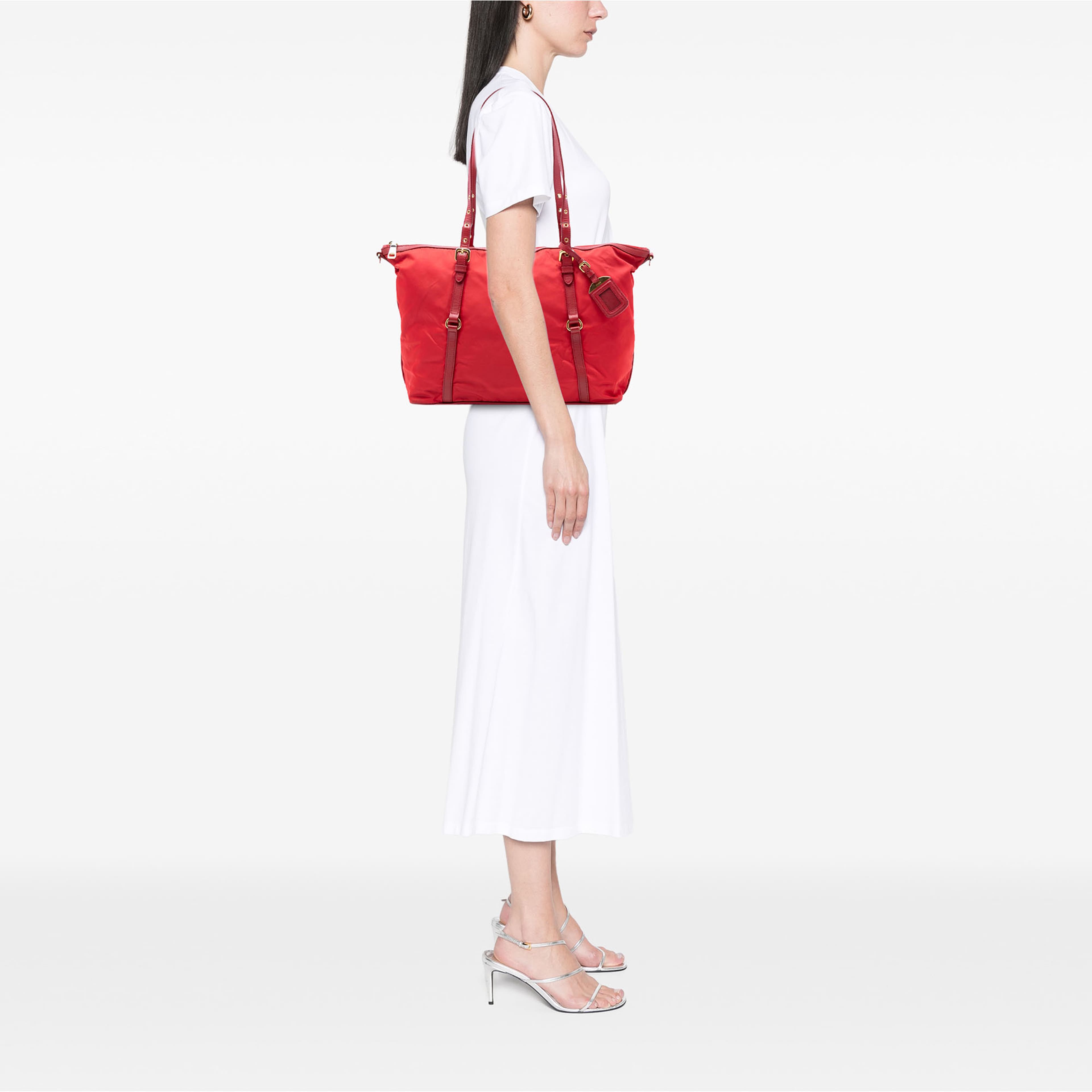 Prada Saffiano Trimmed Tessuto Zip Top Convertible Tote, från Luxclusif, i färgen röd. Klicka för att öppna bilden i stort format