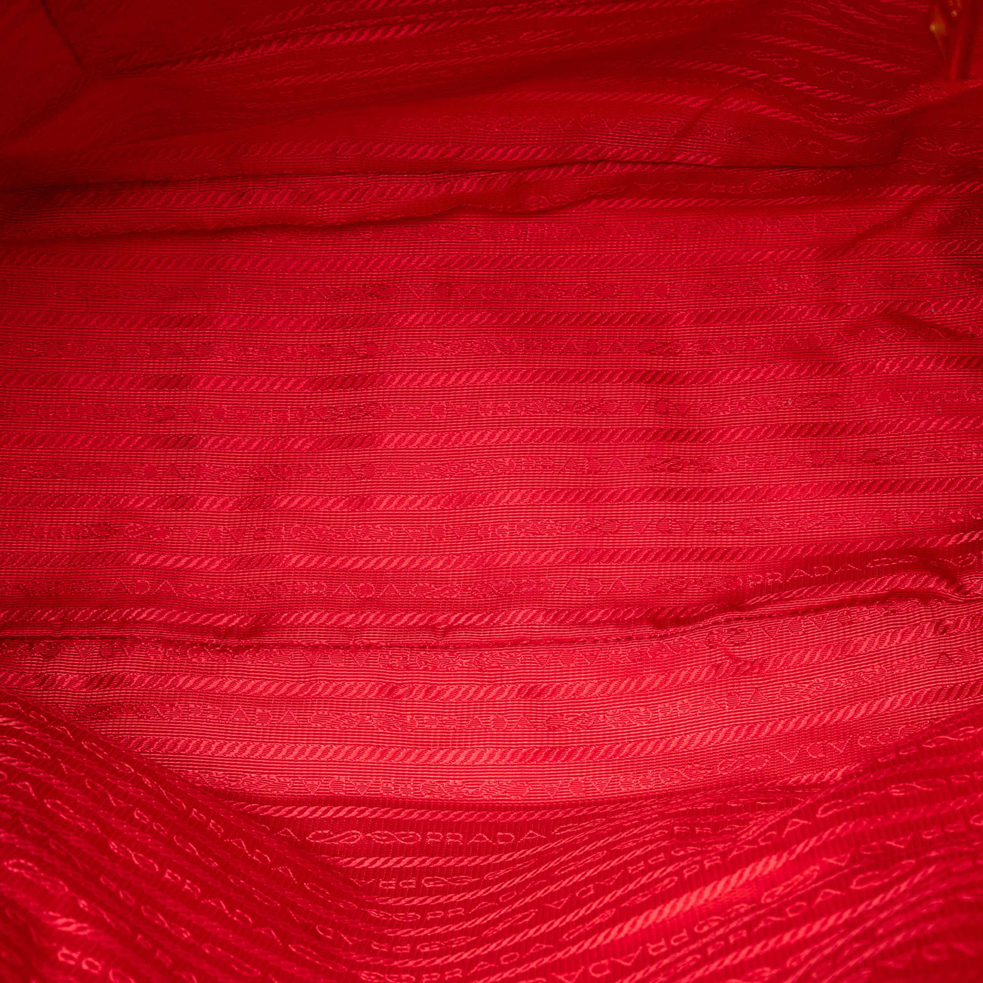 Prada Saffiano Trimmed Tessuto Zip Top Convertible Tote, från Luxclusif, i färgen red. Klicka för att öppna bilden i stort format