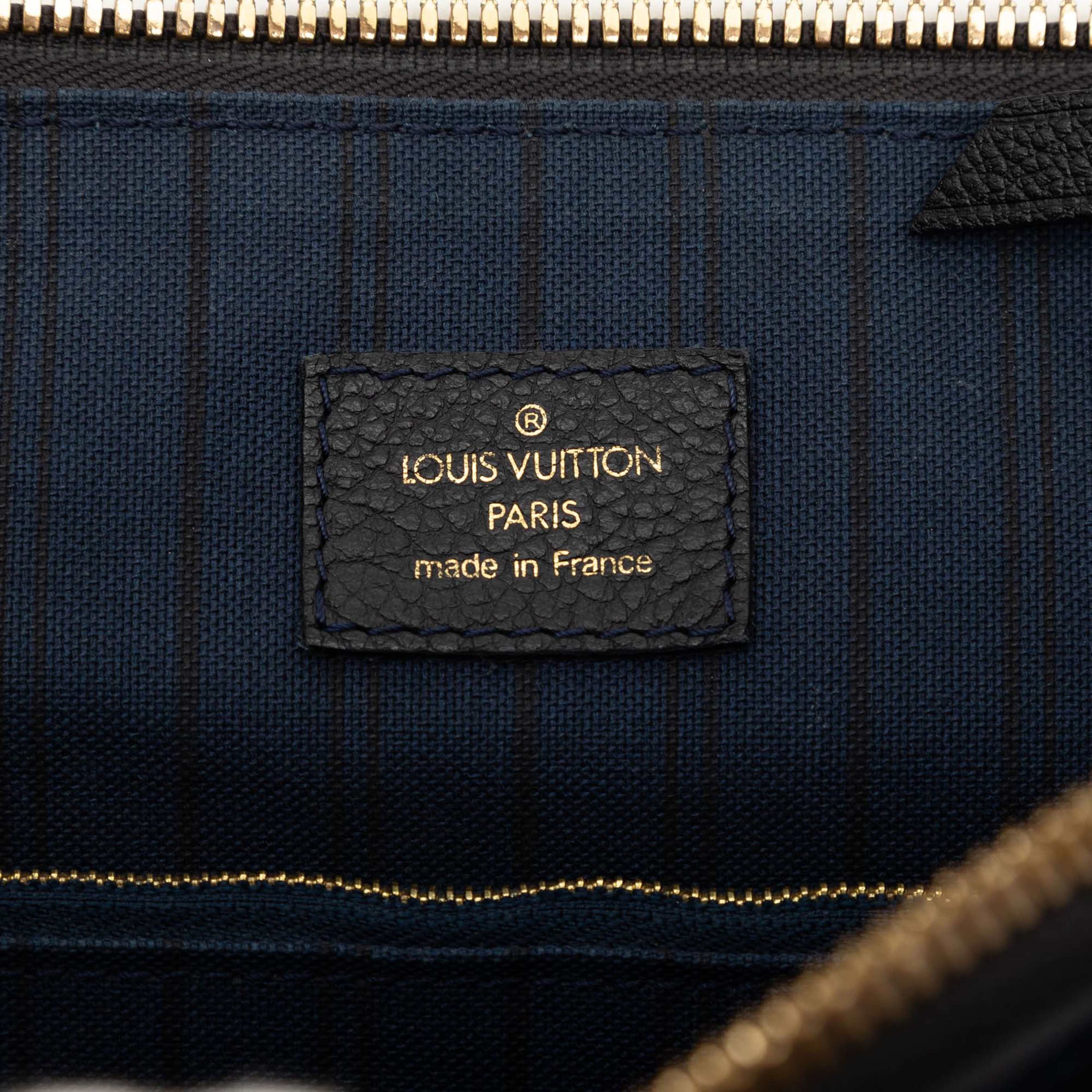 Louis Vuitton Monogram Empreinte Lumineuse Pm, från Luxclusif, i färgen navy. Klicka för att öppna bilden i stort format