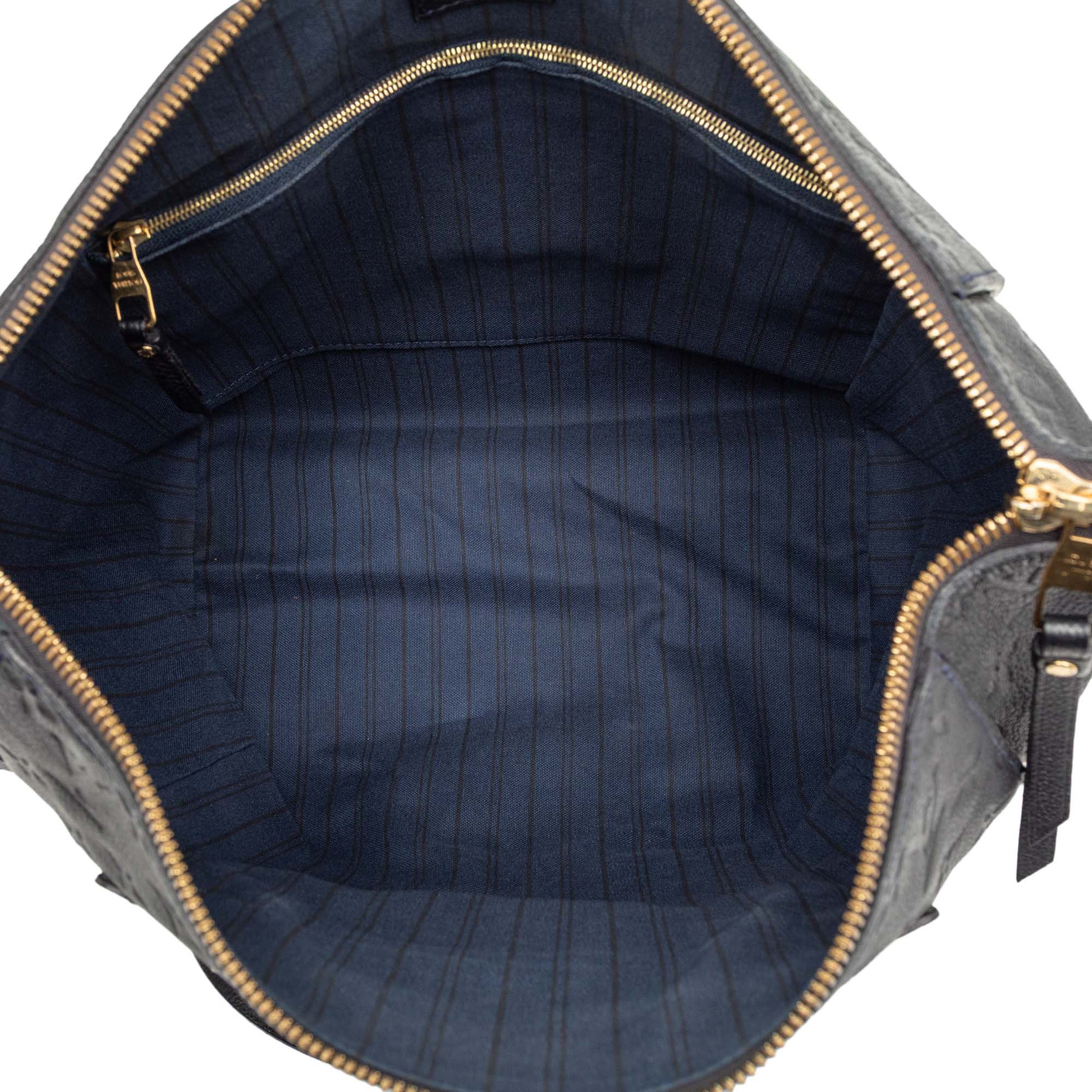 Louis Vuitton Monogram Empreinte Lumineuse Pm, från Luxclusif, i färgen navy. Klicka för att öppna bilden i stort format