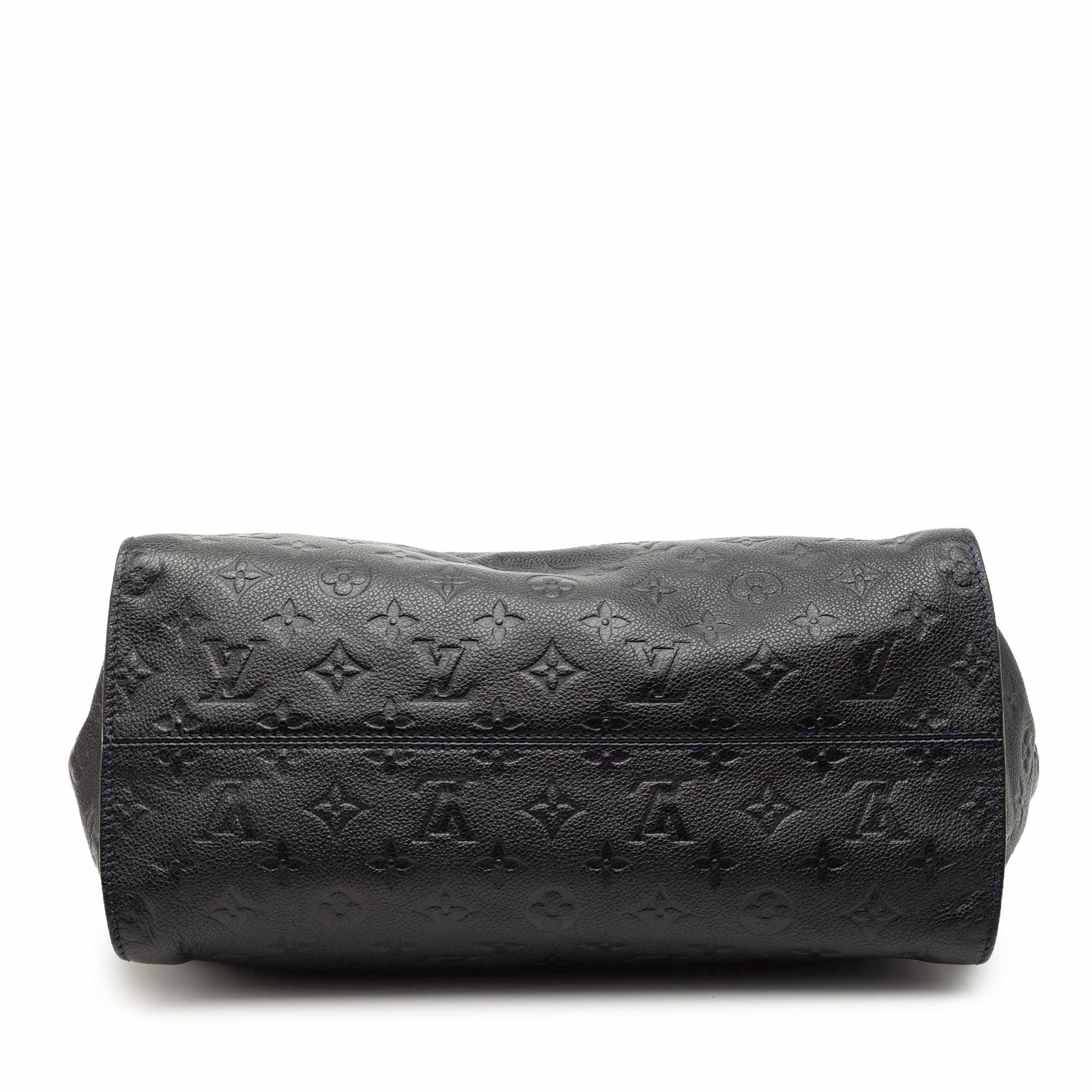 Louis Vuitton Monogram Empreinte Lumineuse Pm, från Luxclusif, i färgen navy. Klicka för att öppna bilden i stort format