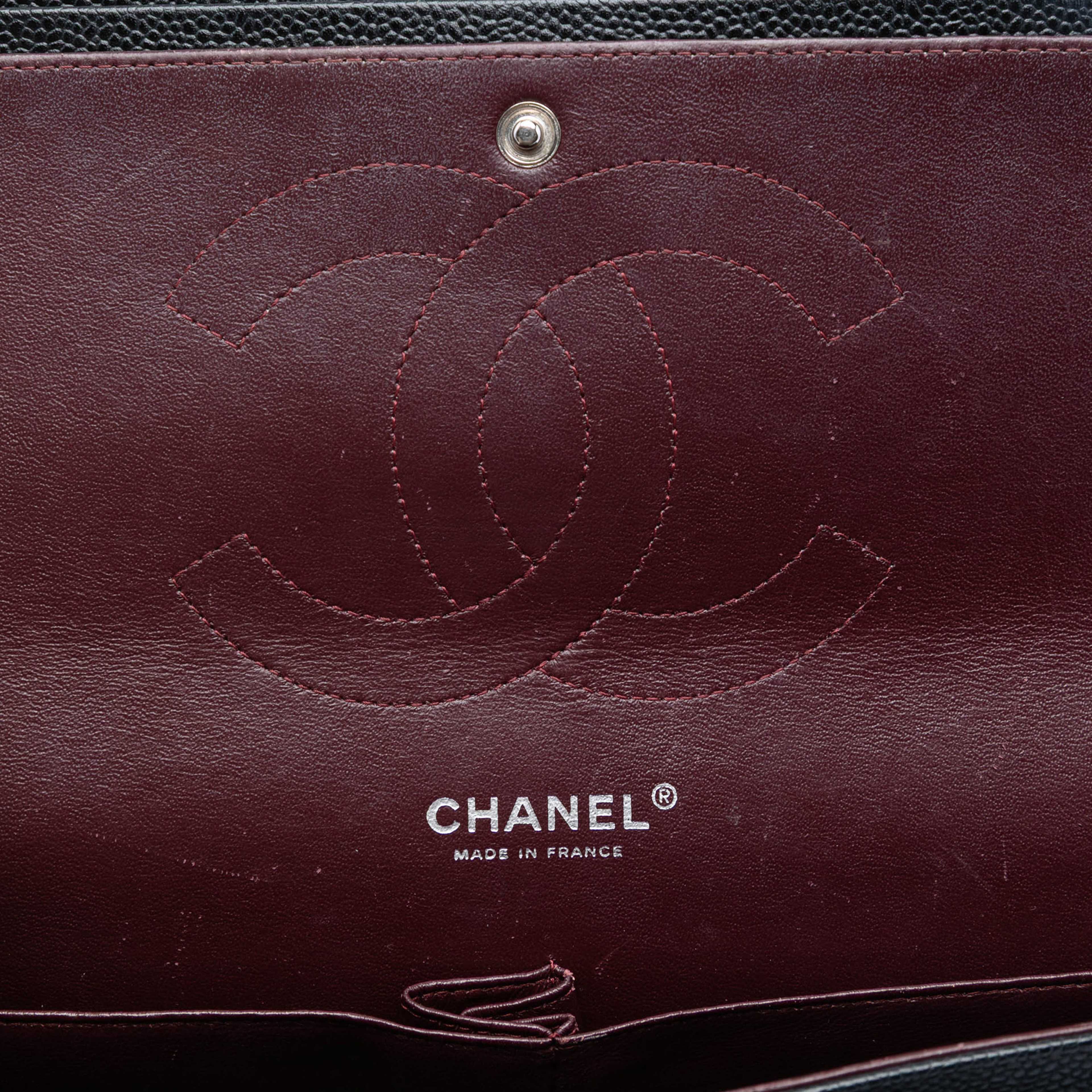 Chanel Jumbo Classic Caviar Double Flap, från Luxclusif, i färgen black. Klicka för att öppna bilden i stort format