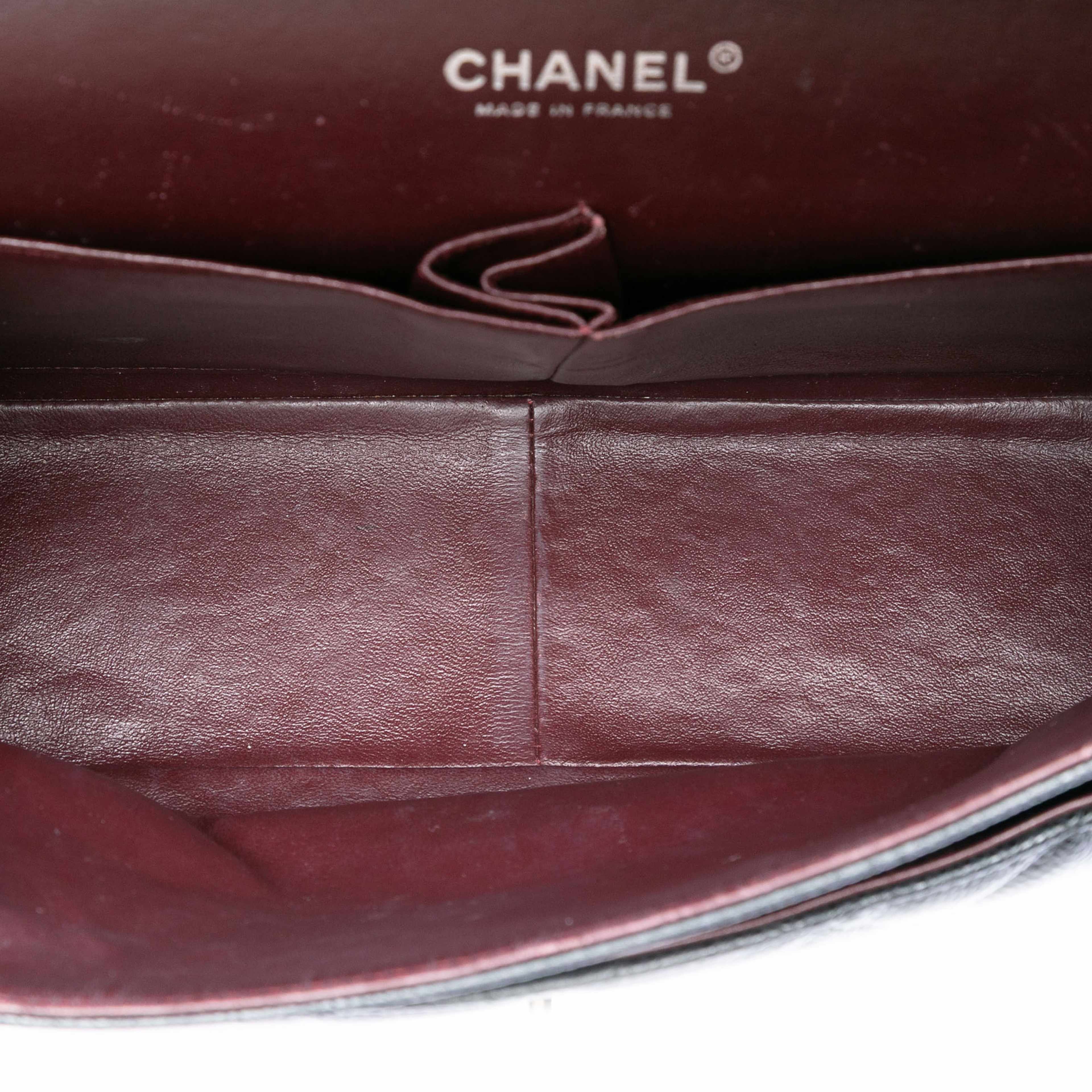 Chanel Jumbo Classic Caviar Double Flap, från Luxclusif, i färgen black. Klicka för att öppna bilden i stort format