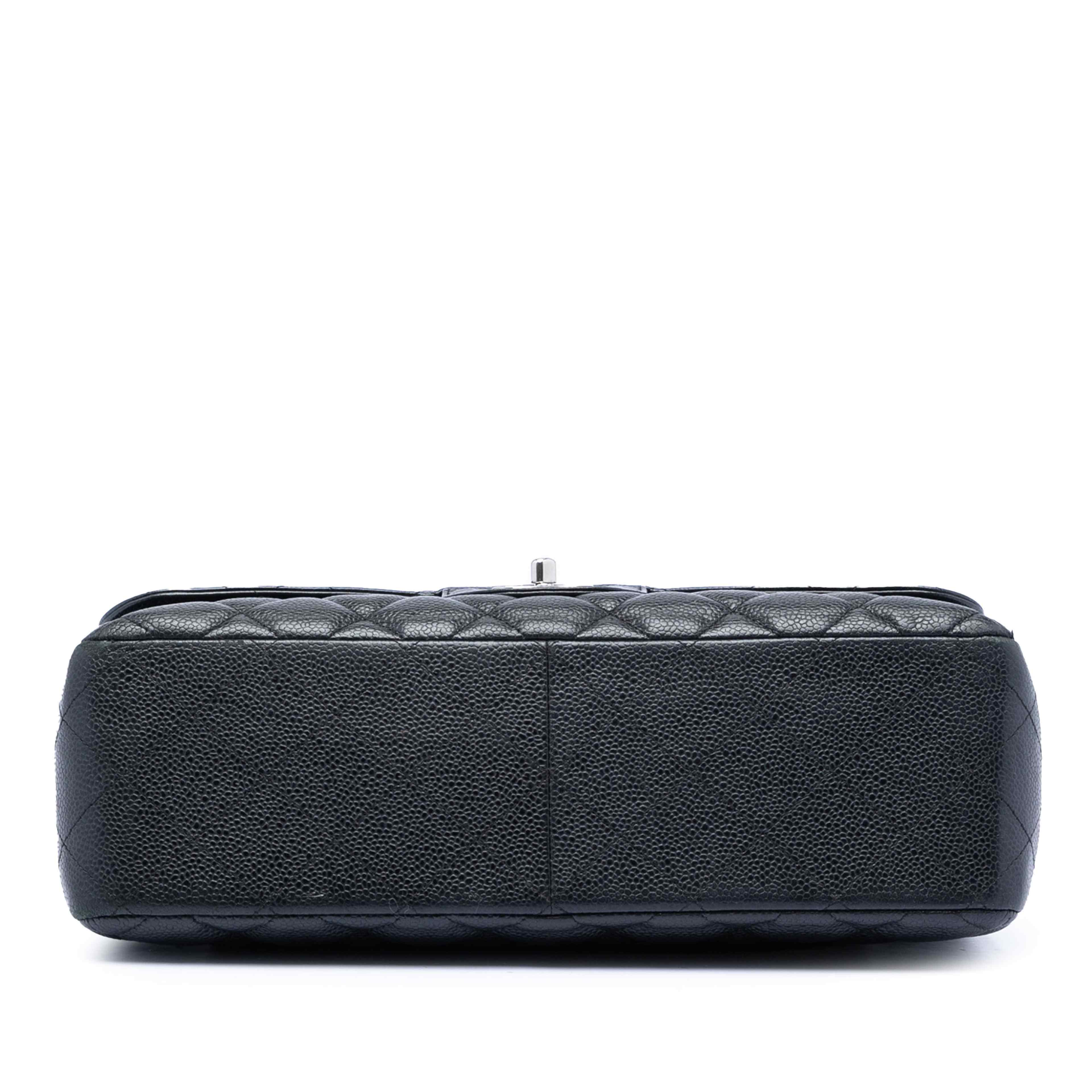 Chanel Jumbo Classic Caviar Double Flap, från Luxclusif, i färgen black. Klicka för att öppna bilden i stort format