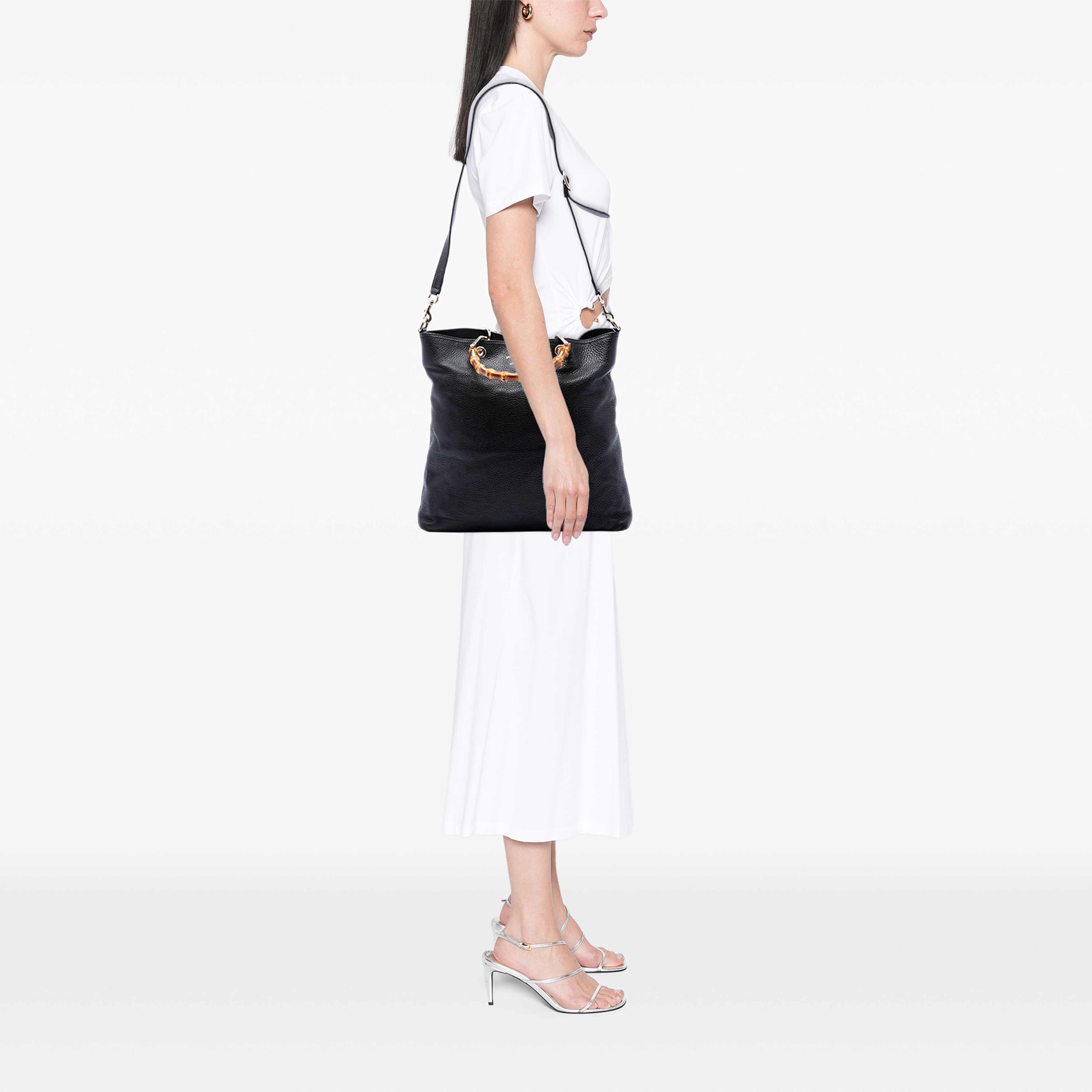 Gucci Tall Pebbled Calfskin Bamboo Shopper Tote, från Luxclusif, i färgen svart. Klicka för att öppna bilden i stort format