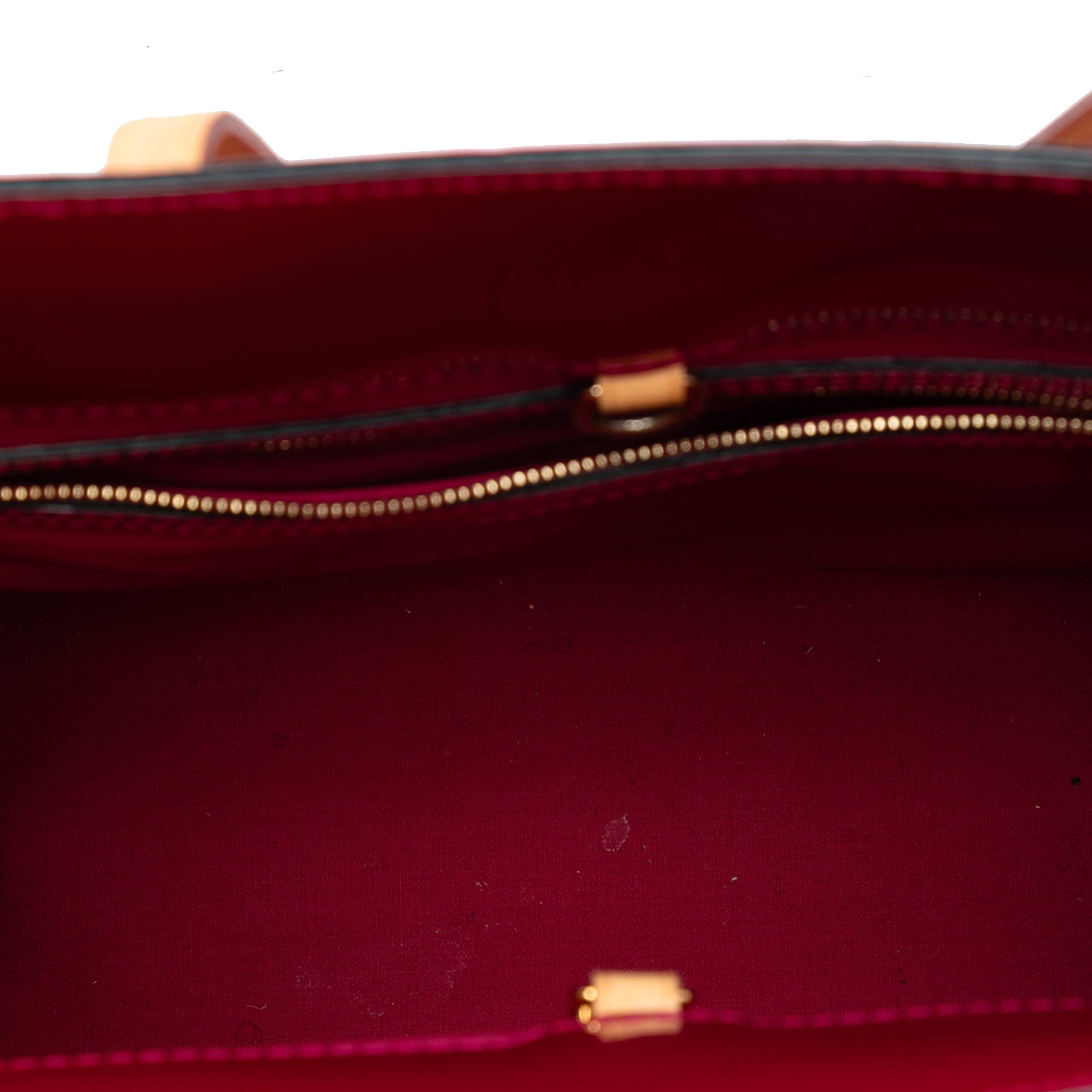 Louis Vuitton Monogram Vernis Catalina Ns, från Luxclusif, i färgen red. Klicka för att öppna bilden i stort format