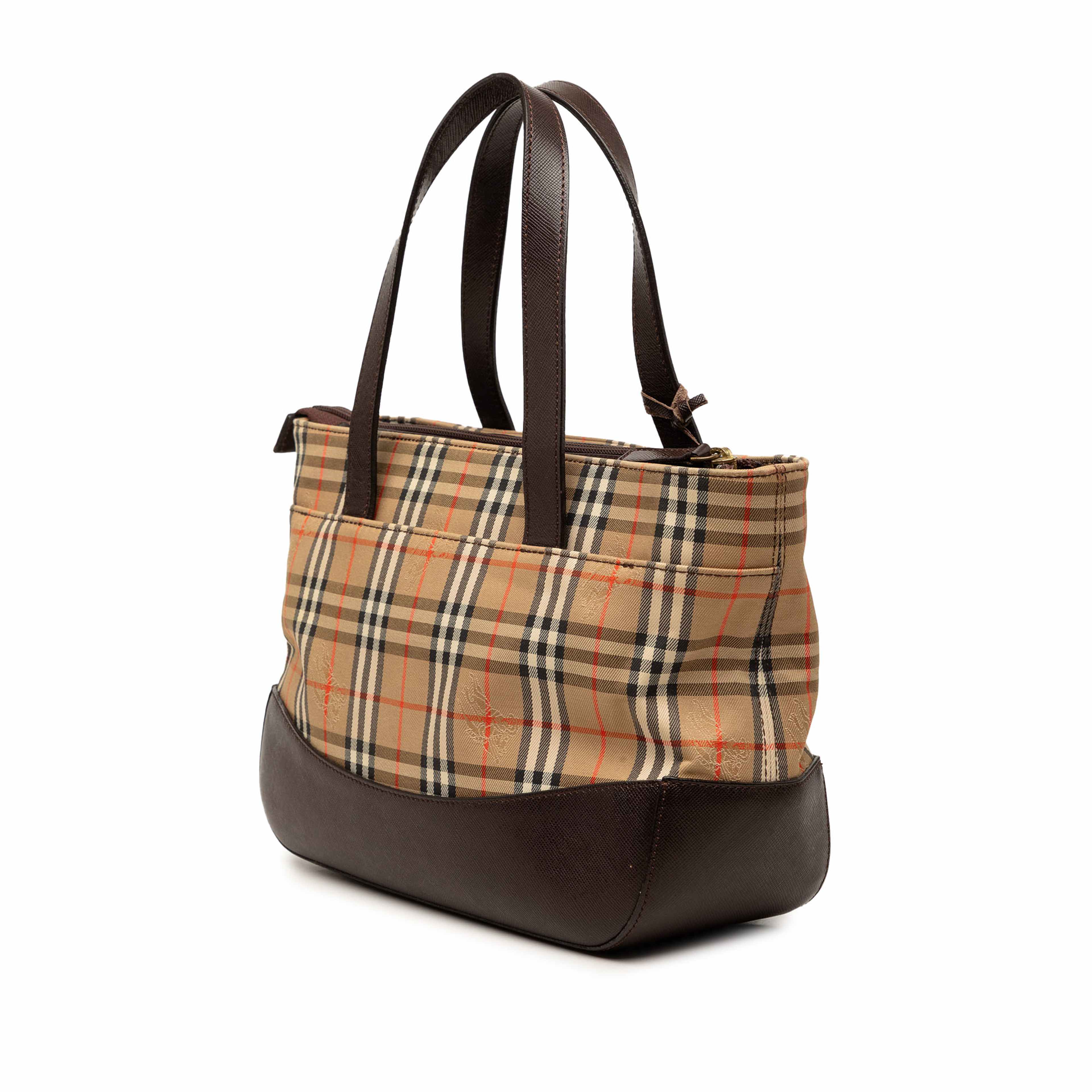 Burberry Haymarket Check Canvas Tote, från Luxclusif, i färgen beige. Klicka för att öppna bilden i stort format