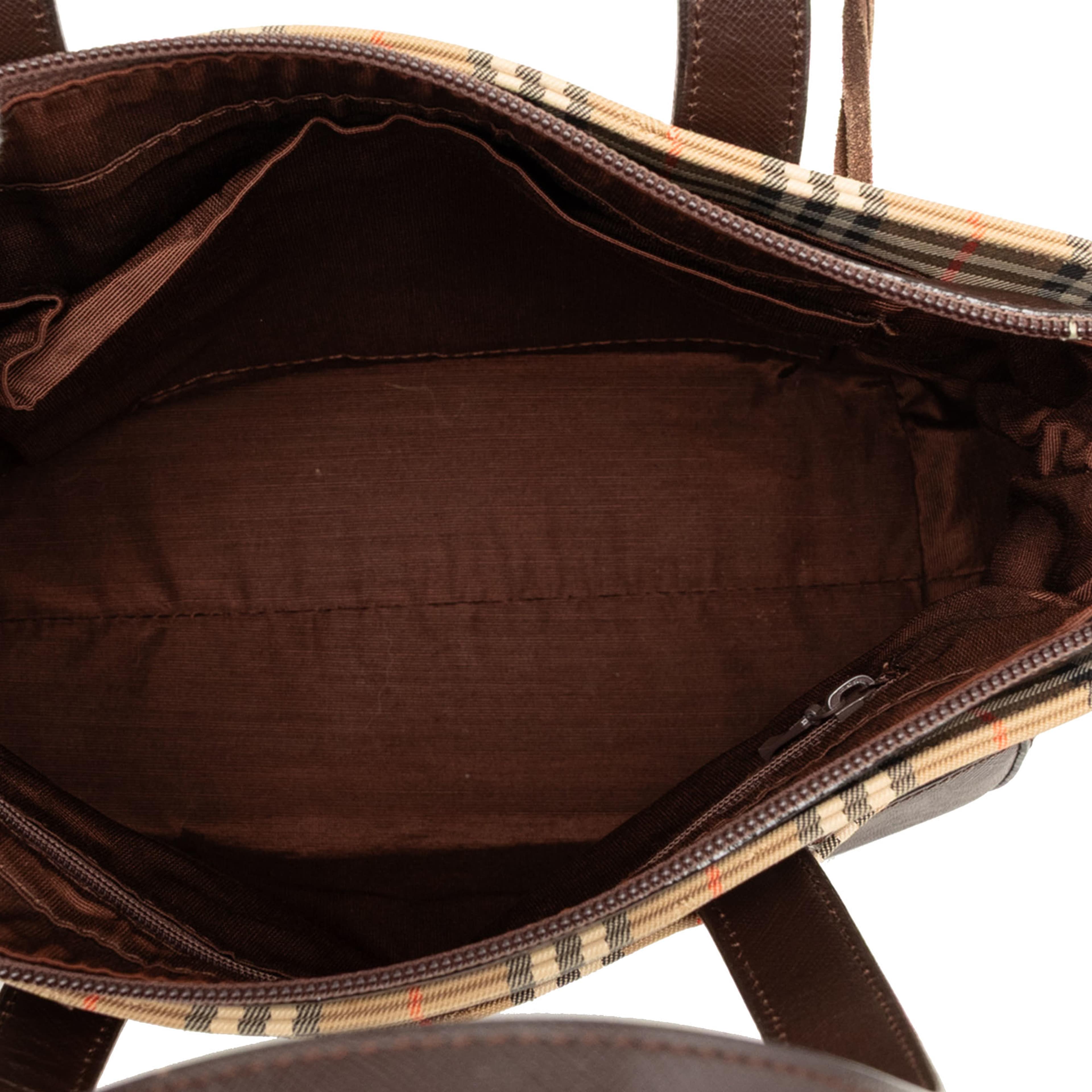 Burberry Haymarket Check Canvas Tote, från Luxclusif, i färgen beige. Klicka för att öppna bilden i stort format