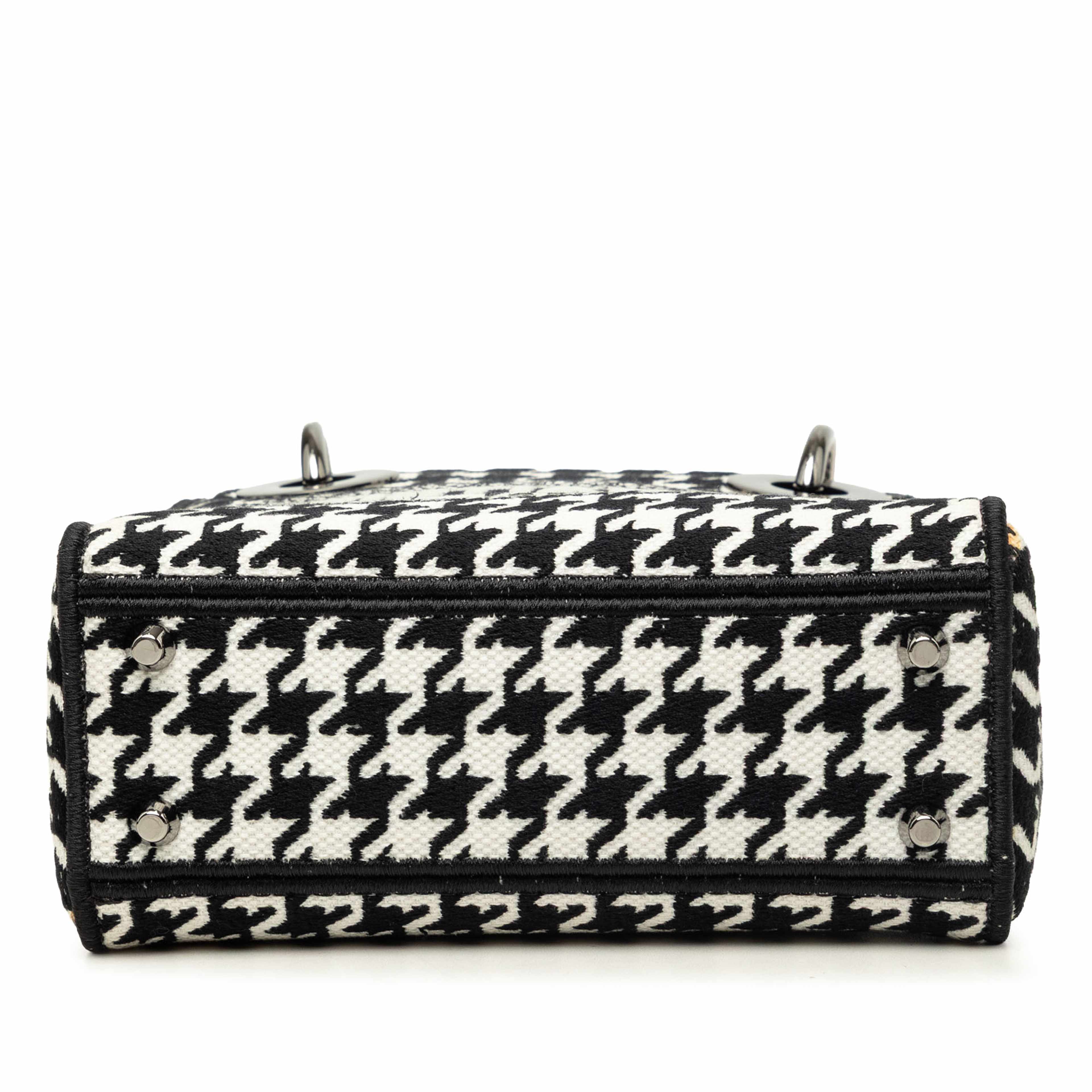 Dior Mini Embroidered Canvas Houndstooth Lady D Lite, från Luxclusif, i färgen vit. Klicka för att öppna bilden i stort format