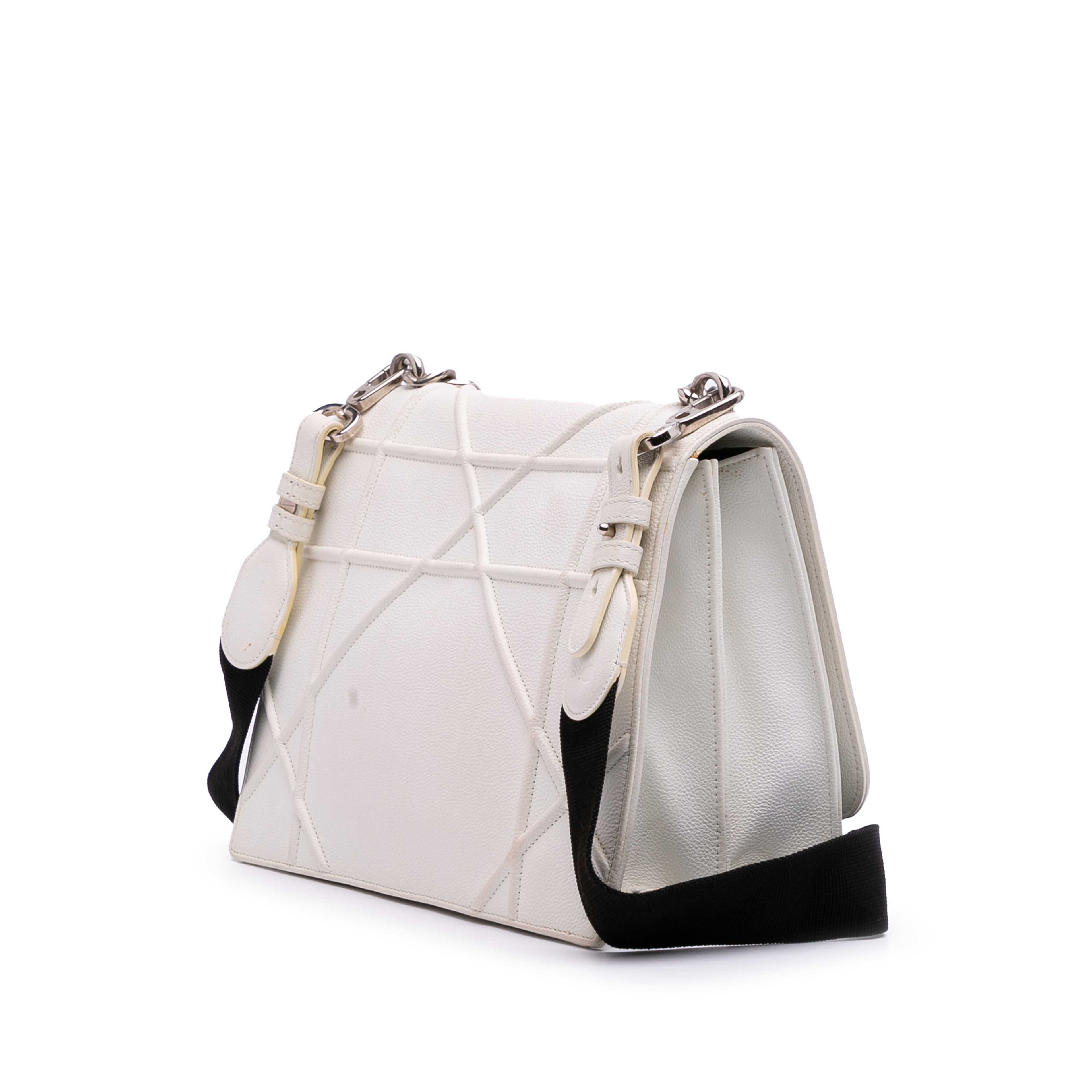 Dior Large Grained Calfskin Diorama Satchel, från Luxclusif, i färgen vit. Klicka för att öppna bilden i stort format