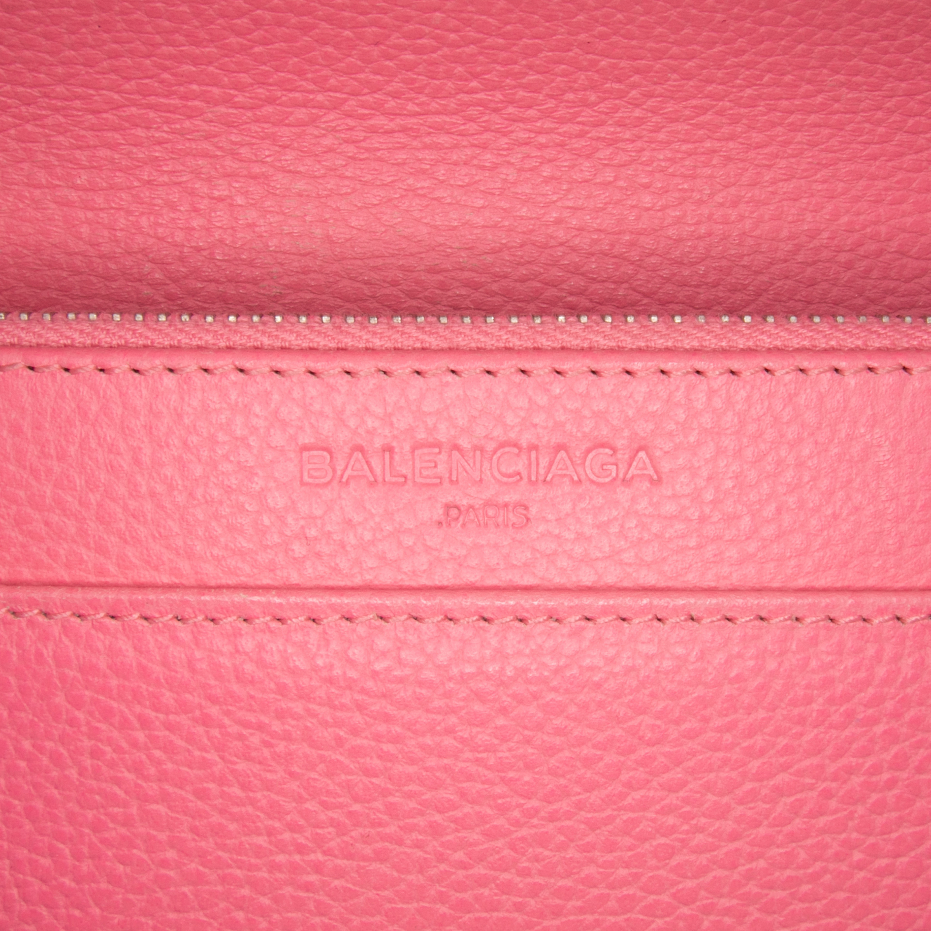 Balenciaga Grained Calfskin Motocross Classic Wallet On Chain, från Luxclusif, i färgen pink. Klicka för att öppna bilden i stort format