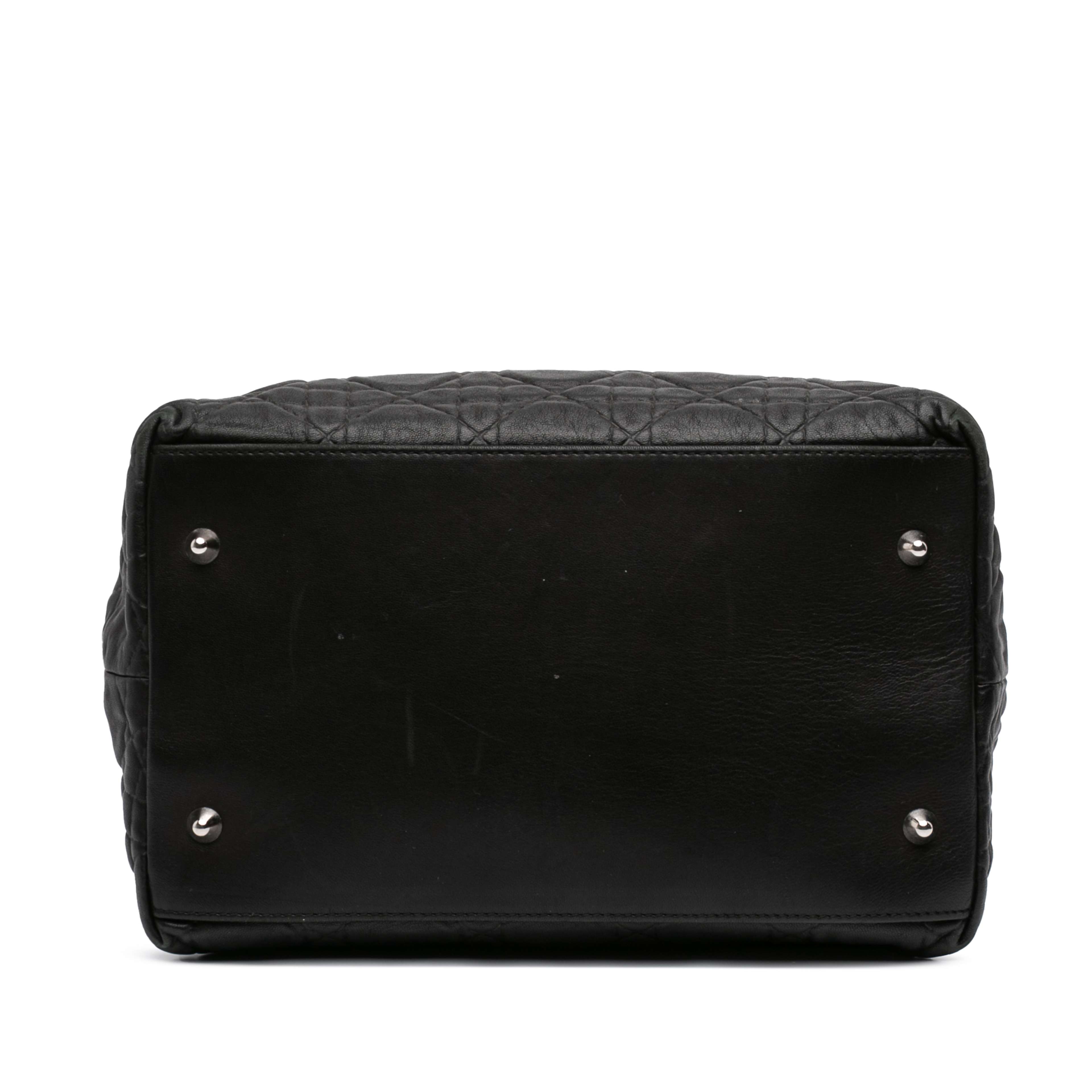 Dior Lambskin Cannage Soft Lady Dior, från Luxclusif, i färgen black. Klicka för att öppna bilden i stort format