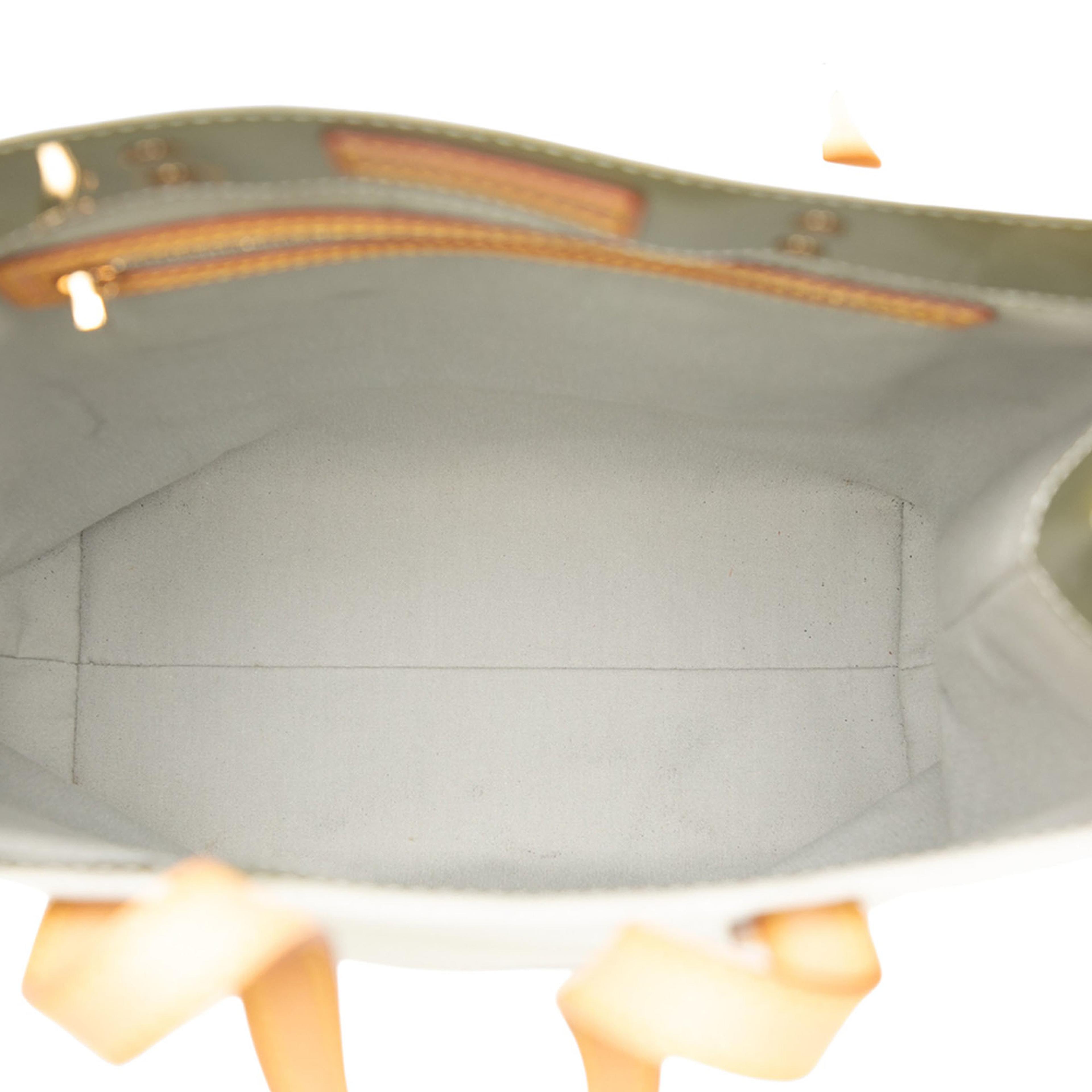 Louis Vuitton Monogram Vernis Reade Mm, från Luxclusif, i färgen ivory. Klicka för att öppna bilden i stort format