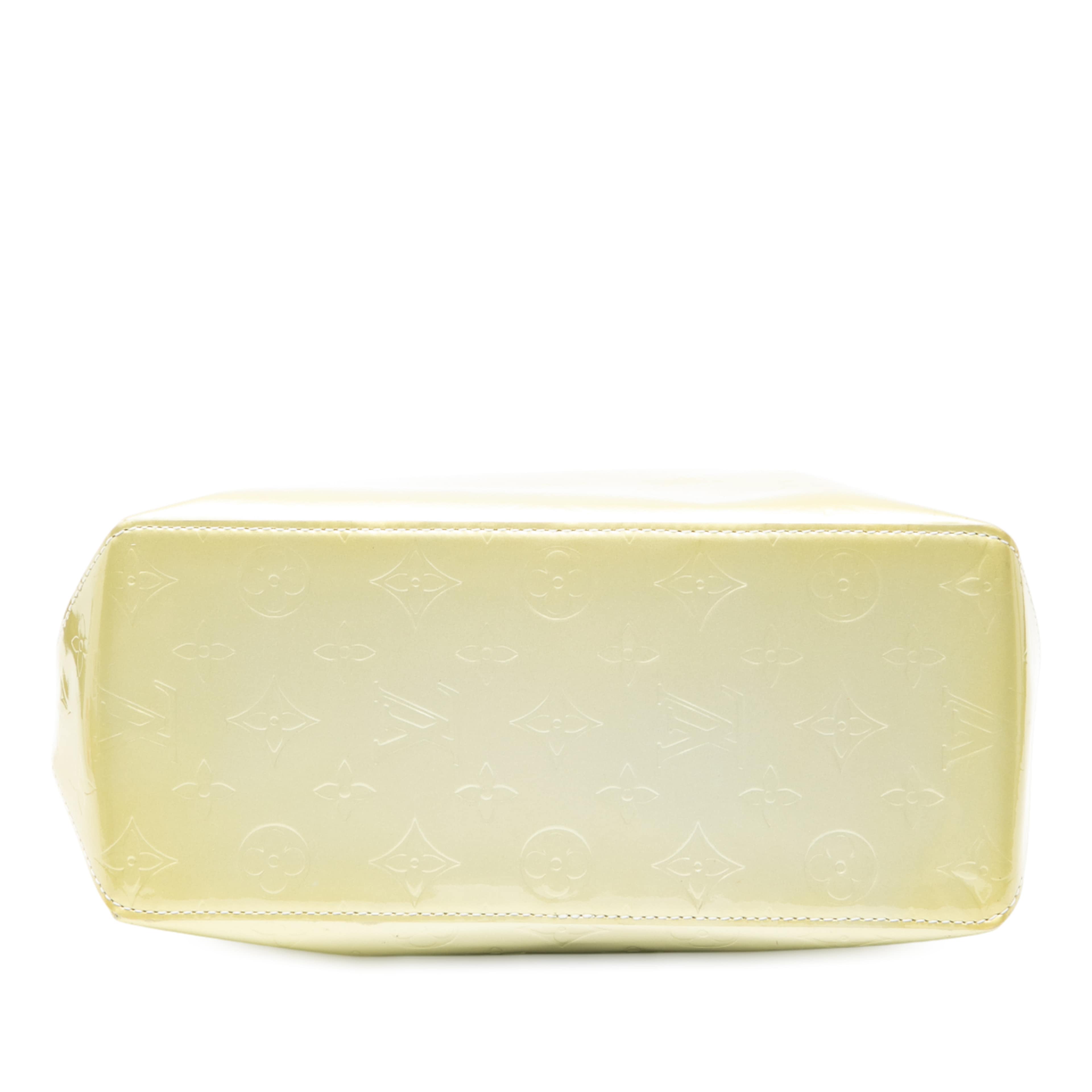 Louis Vuitton Monogram Vernis Reade Mm, från Luxclusif, i färgen ivory. Klicka för att öppna bilden i stort format