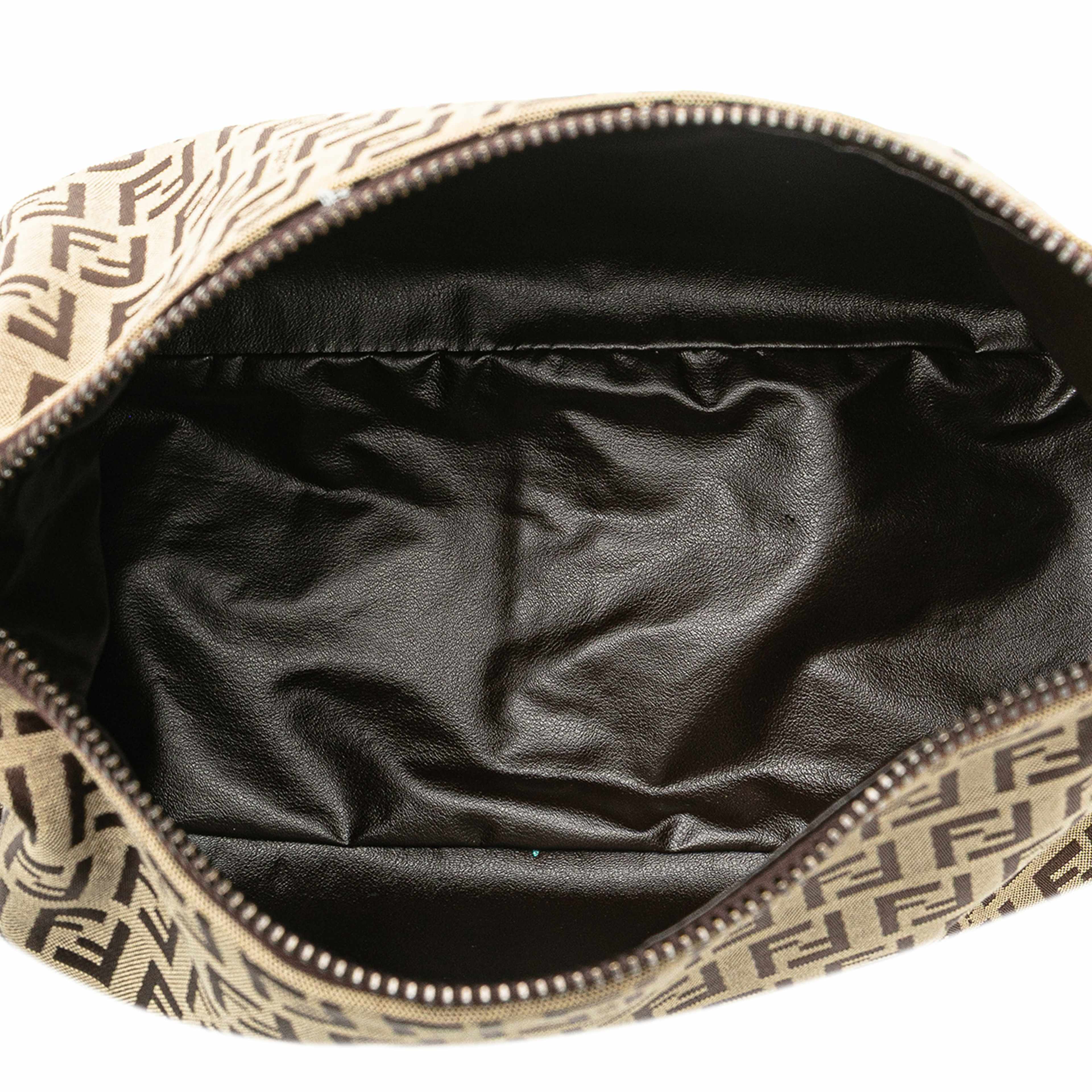 Fendi Zucchino Canvas Handbag, från Luxclusif, i färgen beige. Klicka för att öppna bilden i stort format