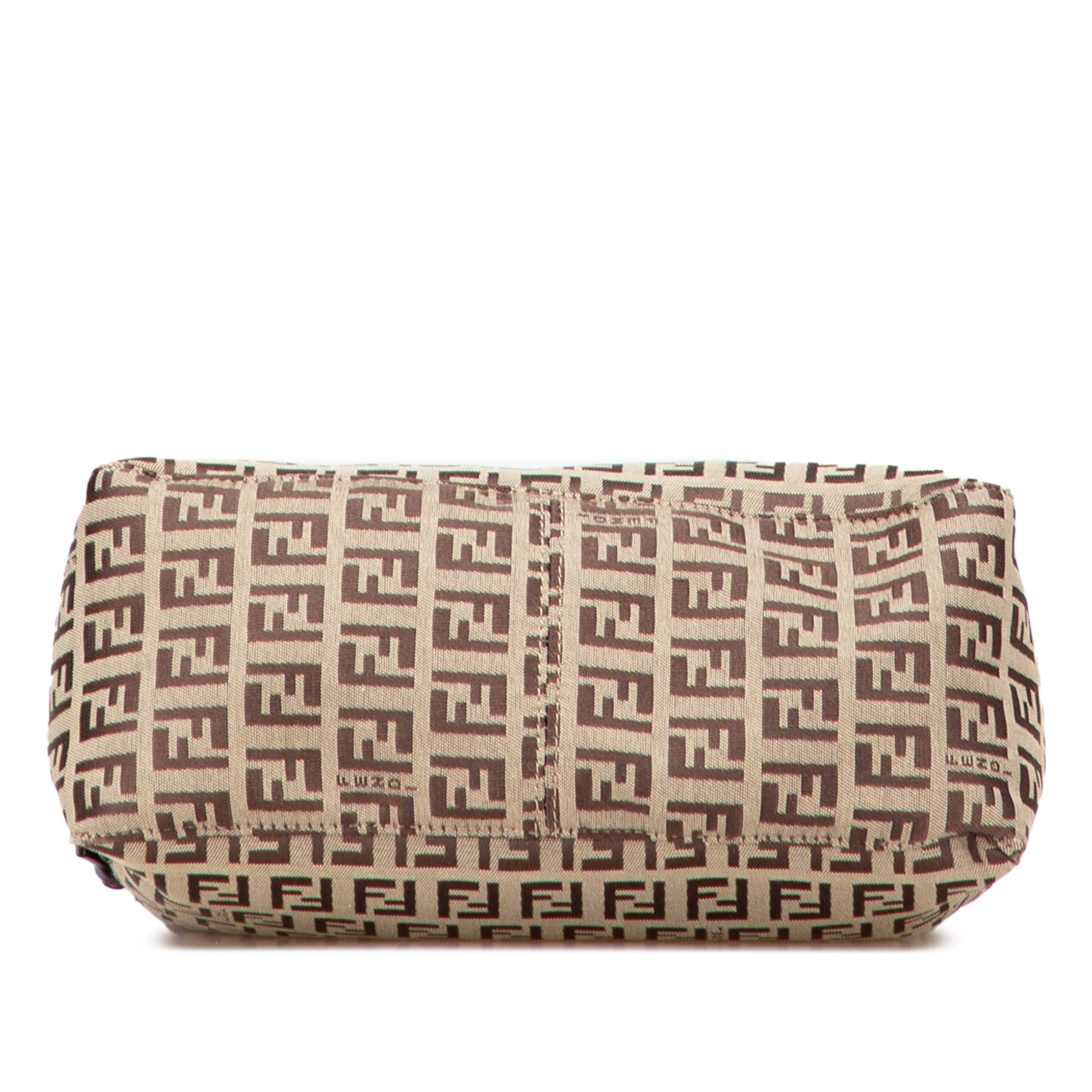 Fendi Zucchino Canvas Handbag, från Luxclusif, i färgen beige. Klicka för att öppna bilden i stort format