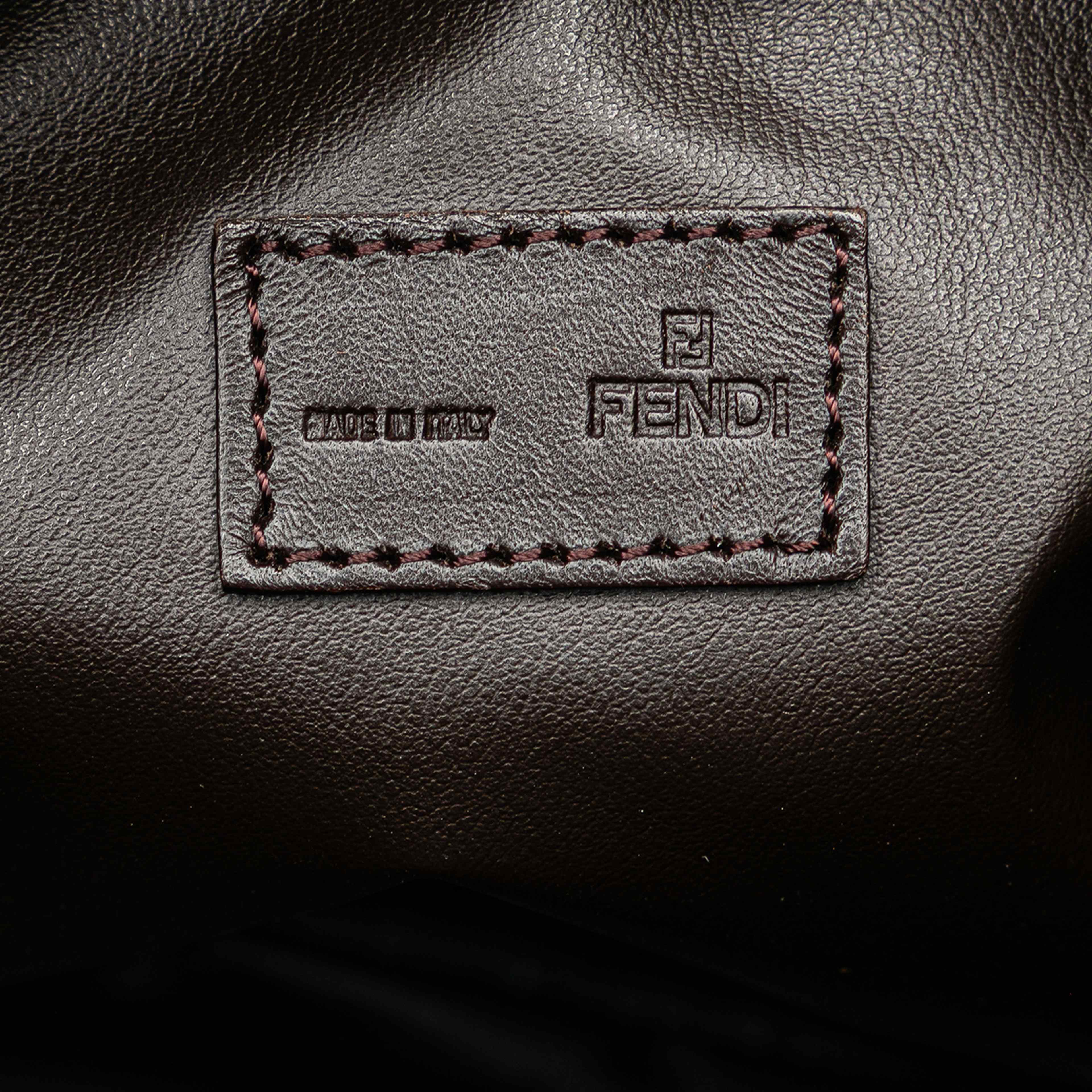 Fendi Zucchino Canvas Handbag, från Luxclusif, i färgen beige. Klicka för att öppna bilden i stort format