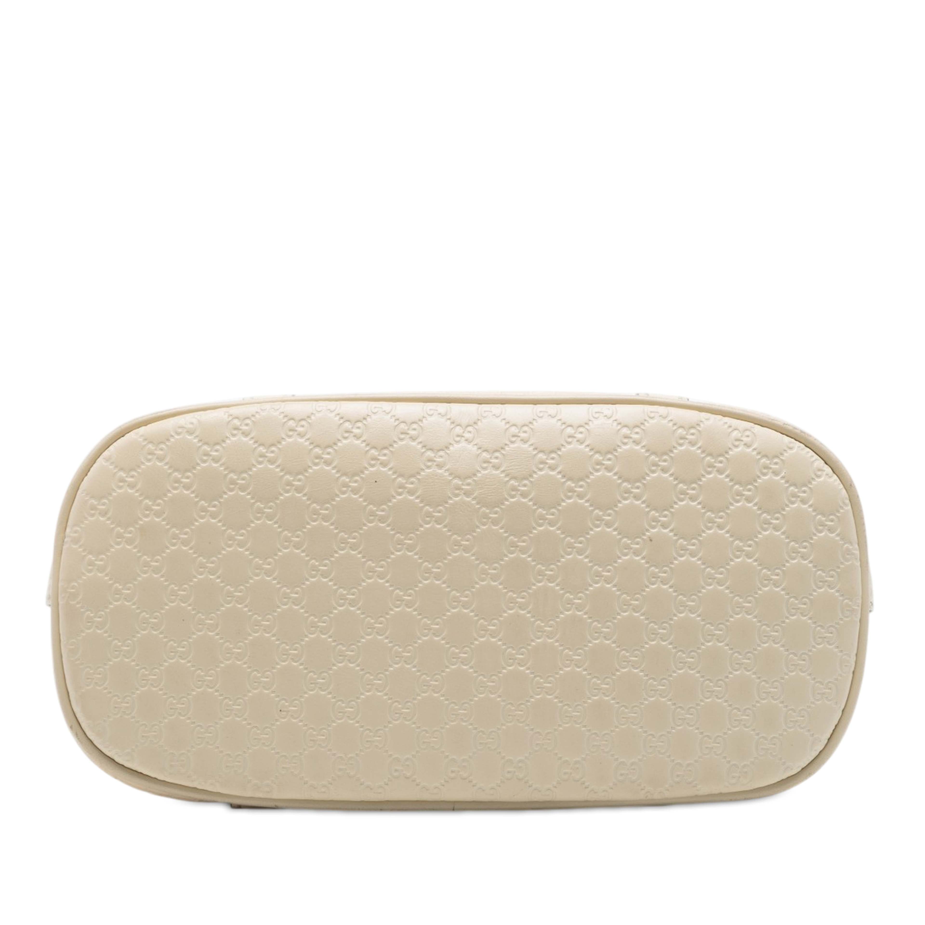 Gucci Mini Microguccissima Dome Satchel, från Luxclusif, i färgen vit. Klicka för att öppna bilden i stort format