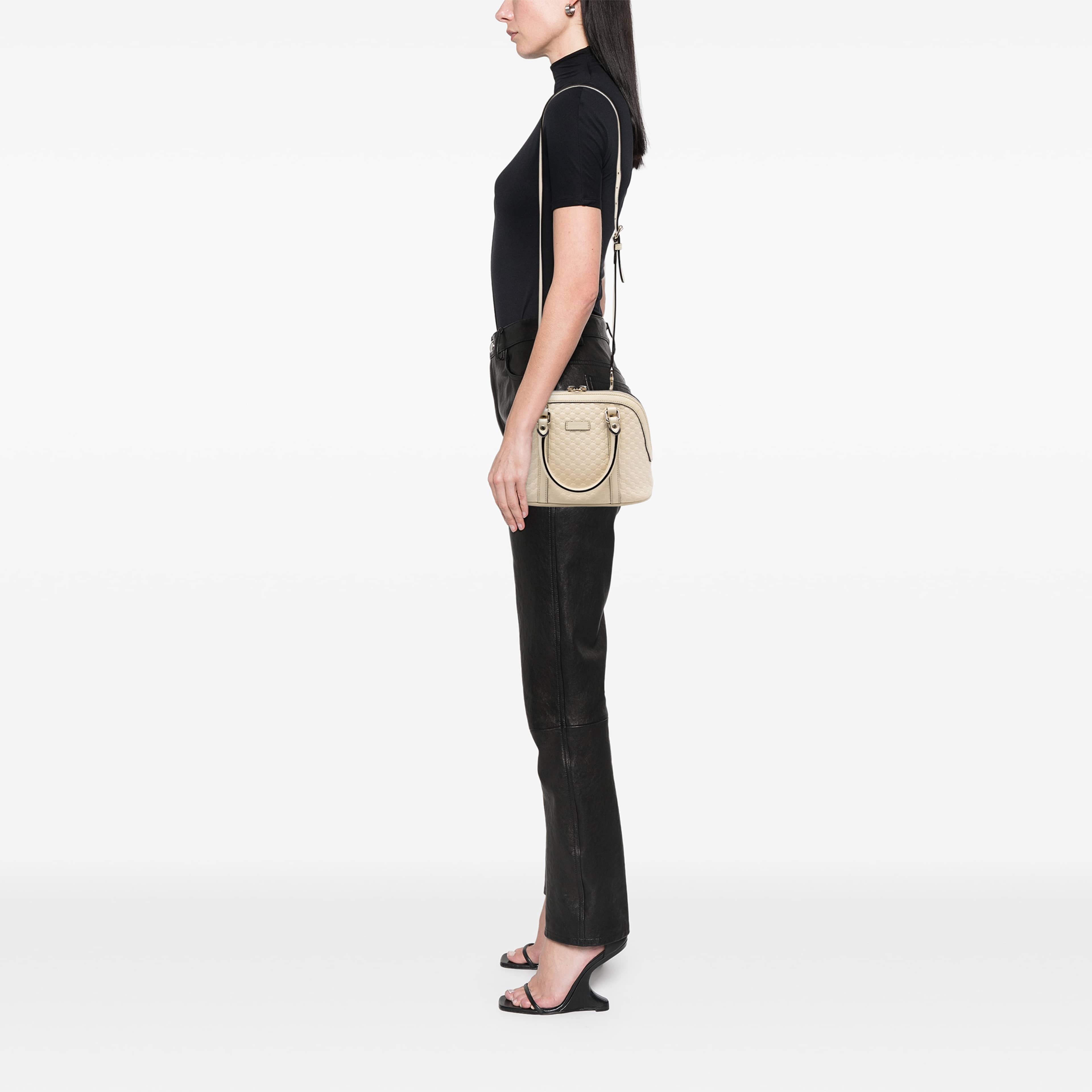 Gucci Mini Microguccissima Dome Satchel, från Luxclusif, i färgen vit. Klicka för att öppna bilden i stort format