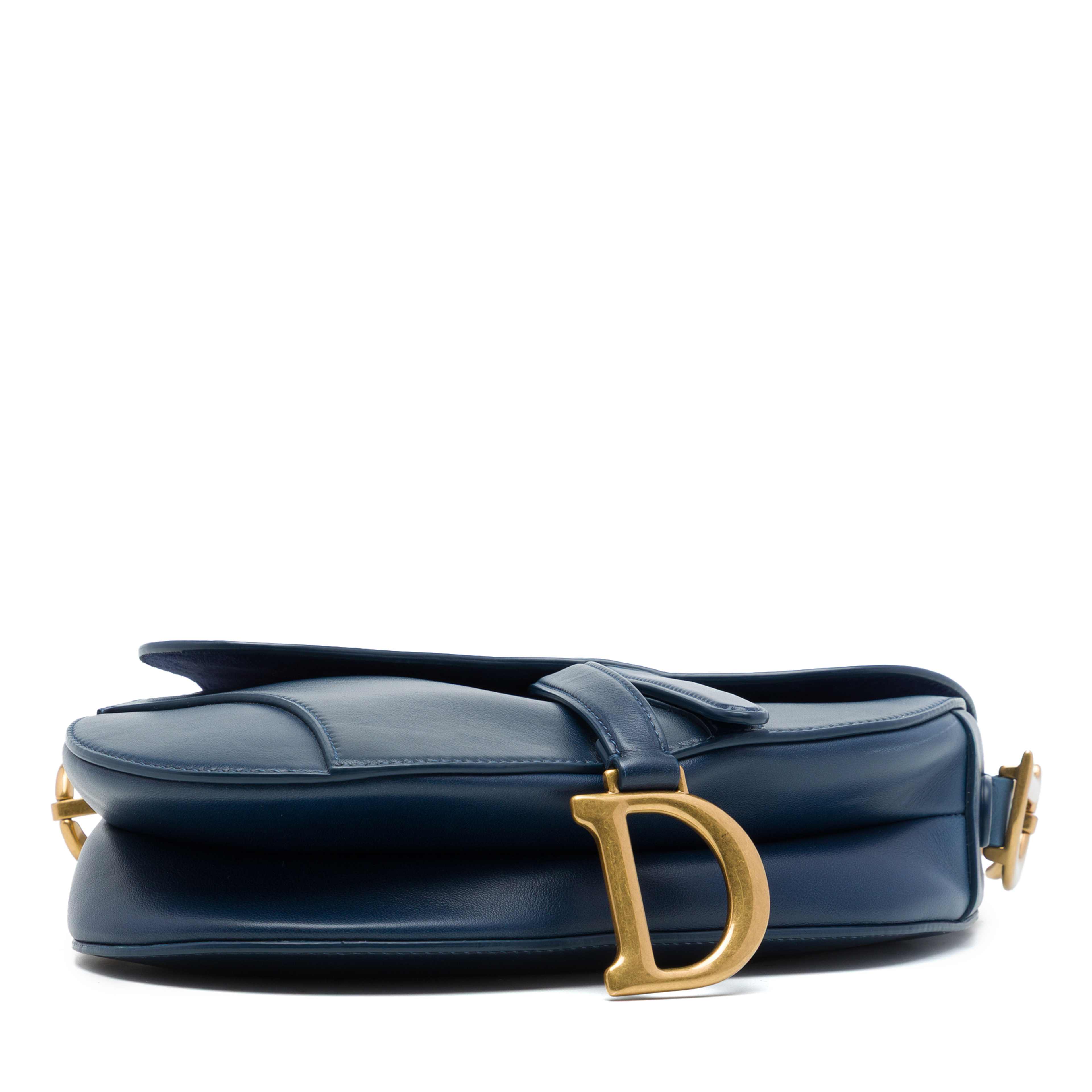 Dior Gradient Calfskin Saddle Bag, från Luxclusif, i färgen blå. Klicka för att öppna bilden i stort format