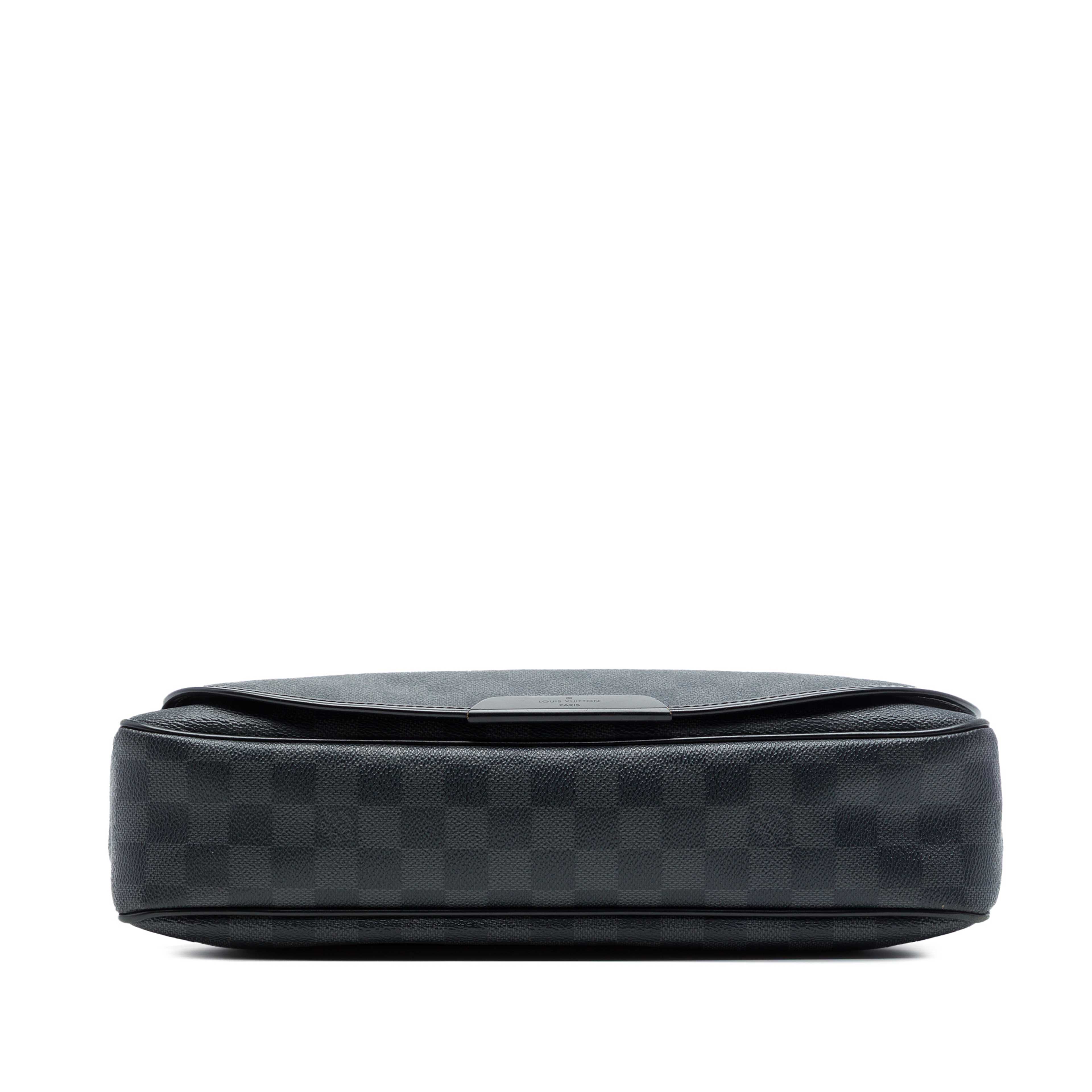 Louis Vuitton Damier Graphite Daniel Mm, från Luxclusif, i färgen svart. Klicka för att öppna bilden i stort format