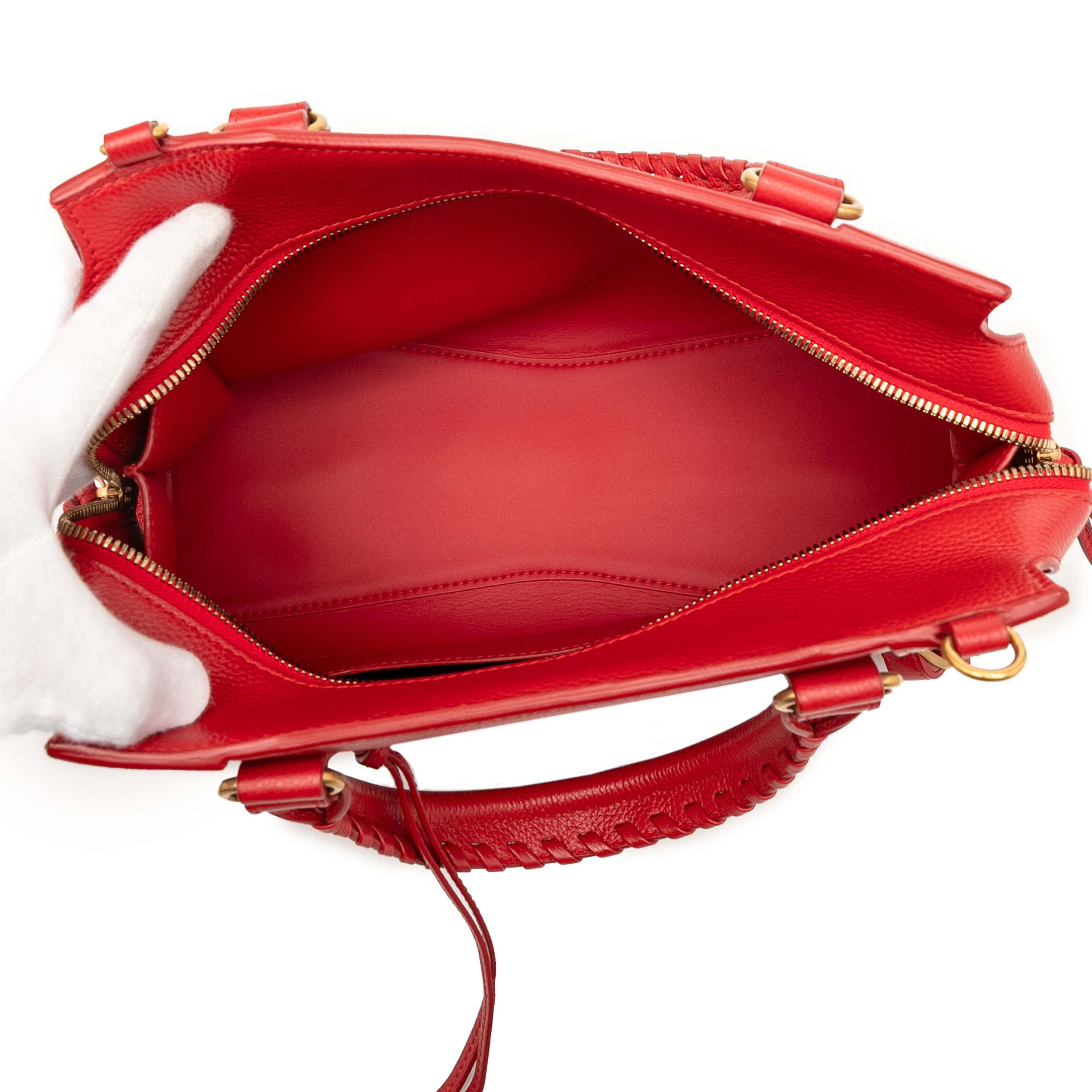 Balenciaga Small Grained Calfskin Motocross Neo Classic City Satchel, från Luxclusif, i färgen red. Klicka för att öppna bilden i stort format