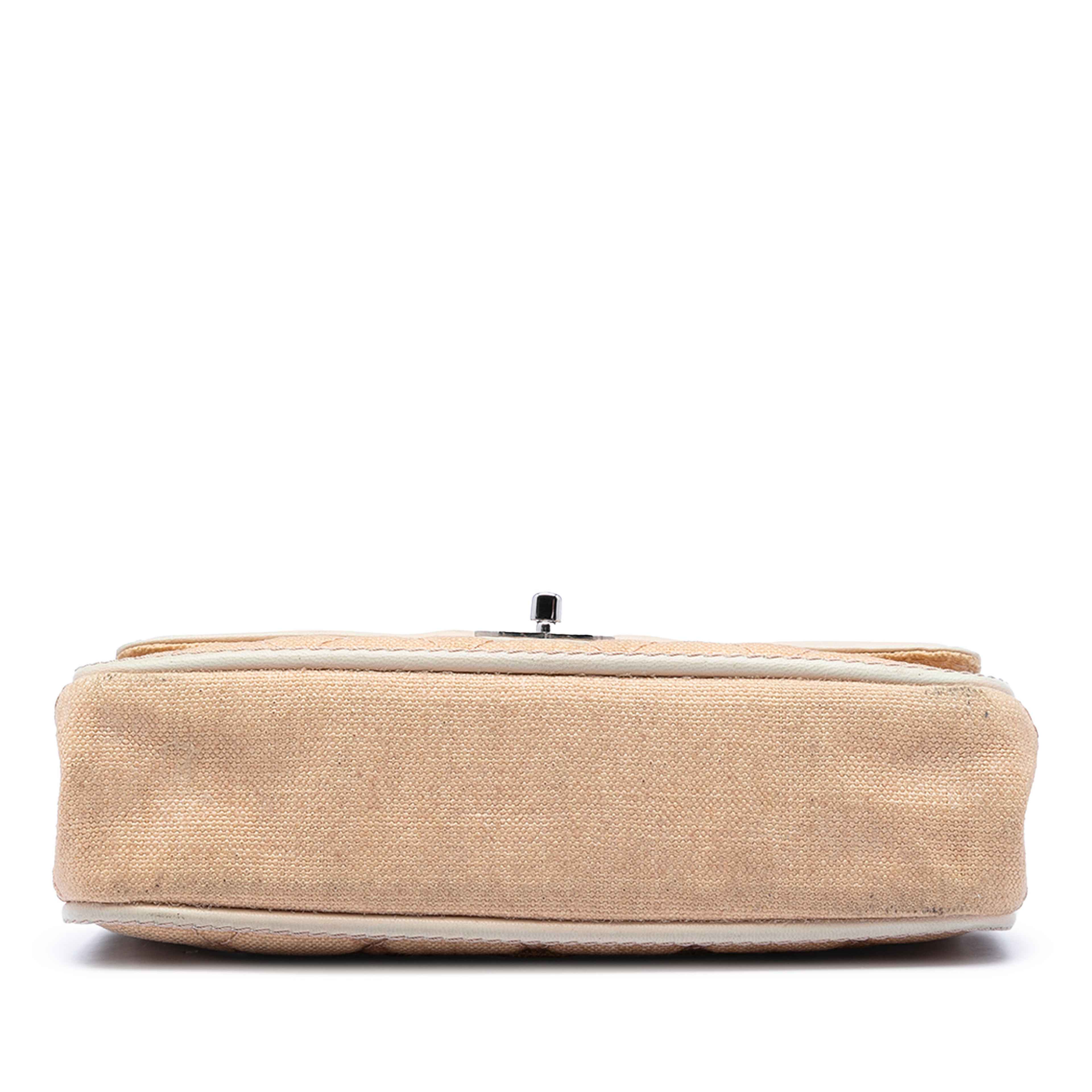 Chanel Medium Classic Canvas Lambskin Trimmed Double Flap, från Luxclusif, i färgen beige. Klicka för att öppna bilden i stort format