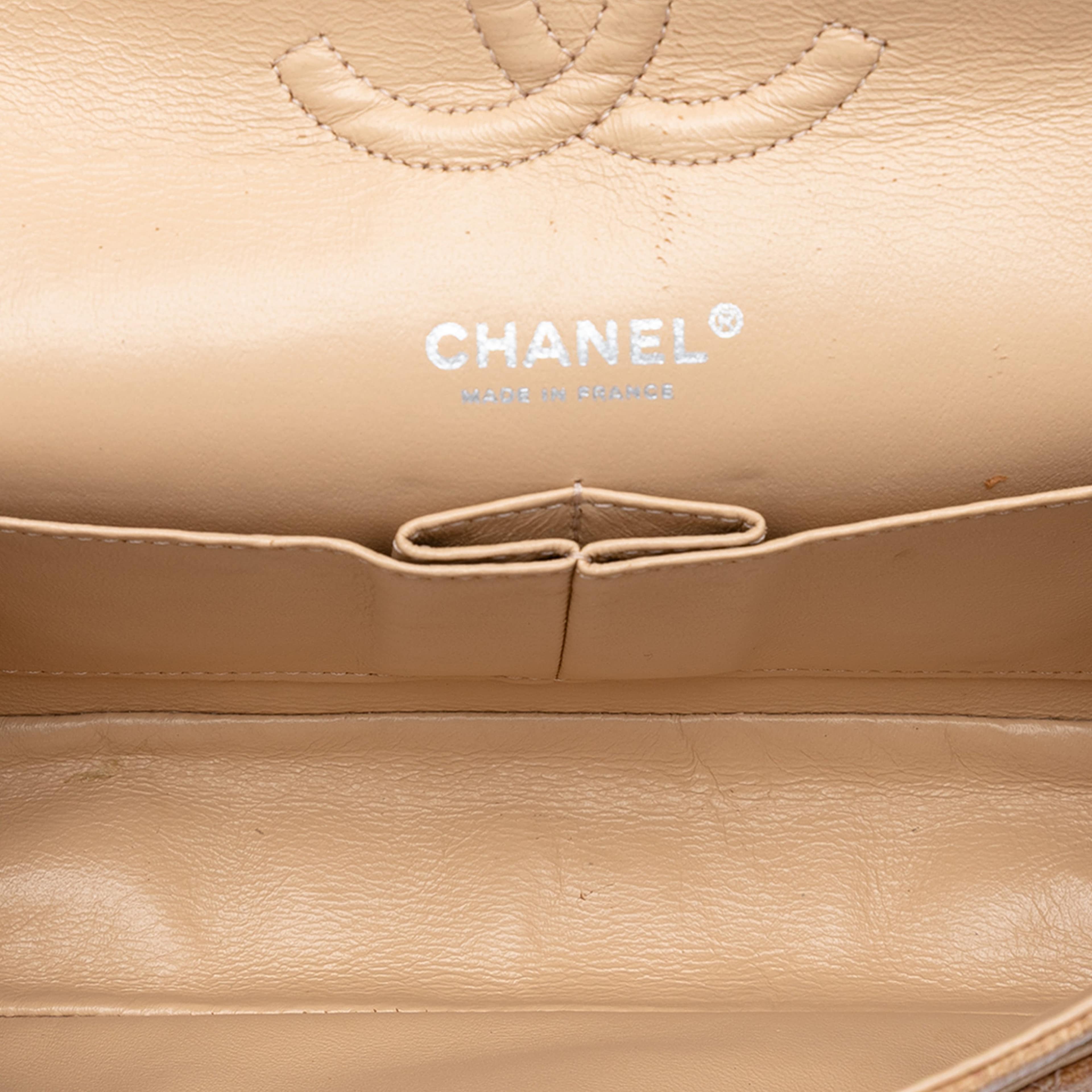 Chanel Medium Classic Canvas Lambskin Trimmed Double Flap, från Luxclusif, i färgen beige. Klicka för att öppna bilden i stort format