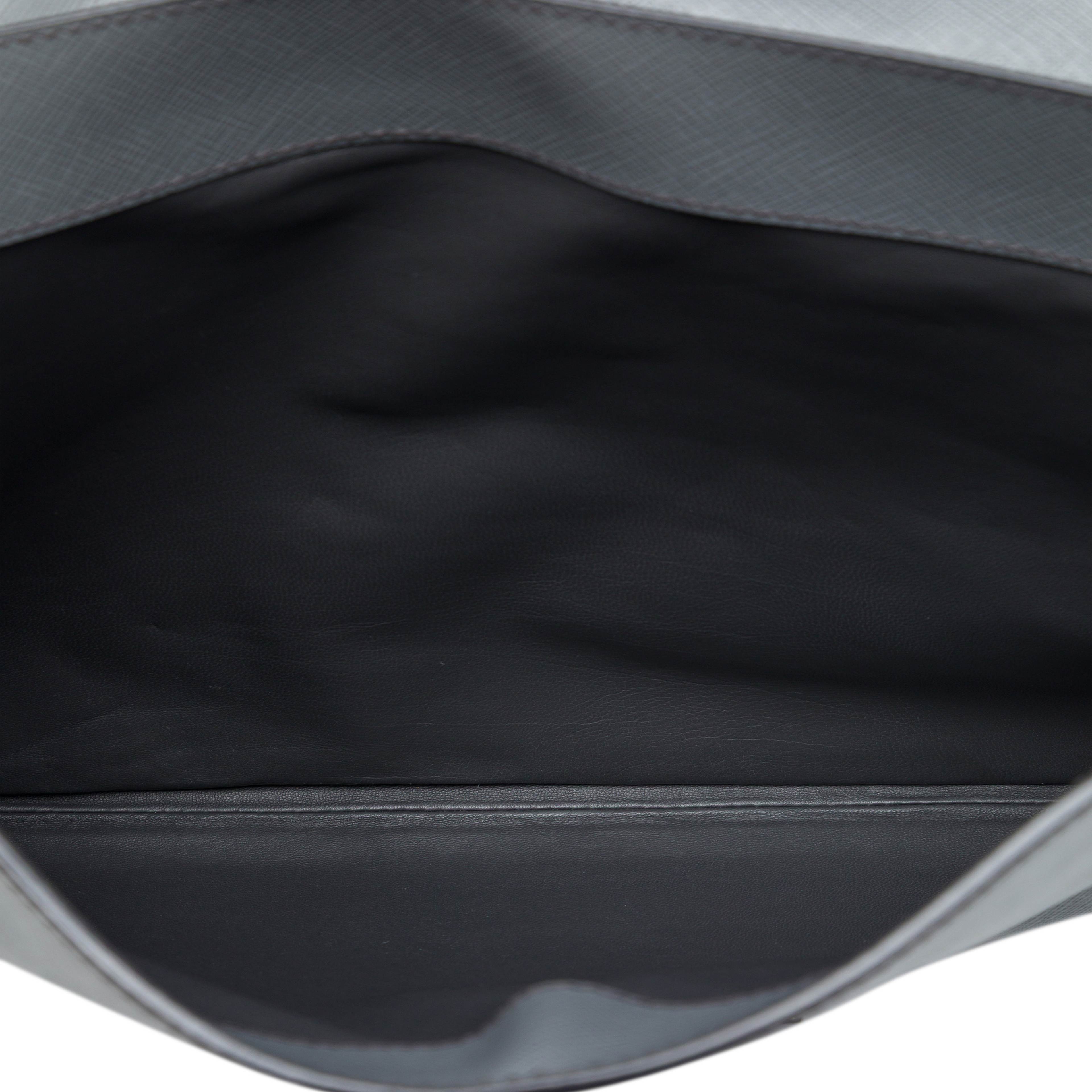 Prada Saffiano Document Holder, från Luxclusif, i färgen grå. Klicka för att öppna bilden i stort format