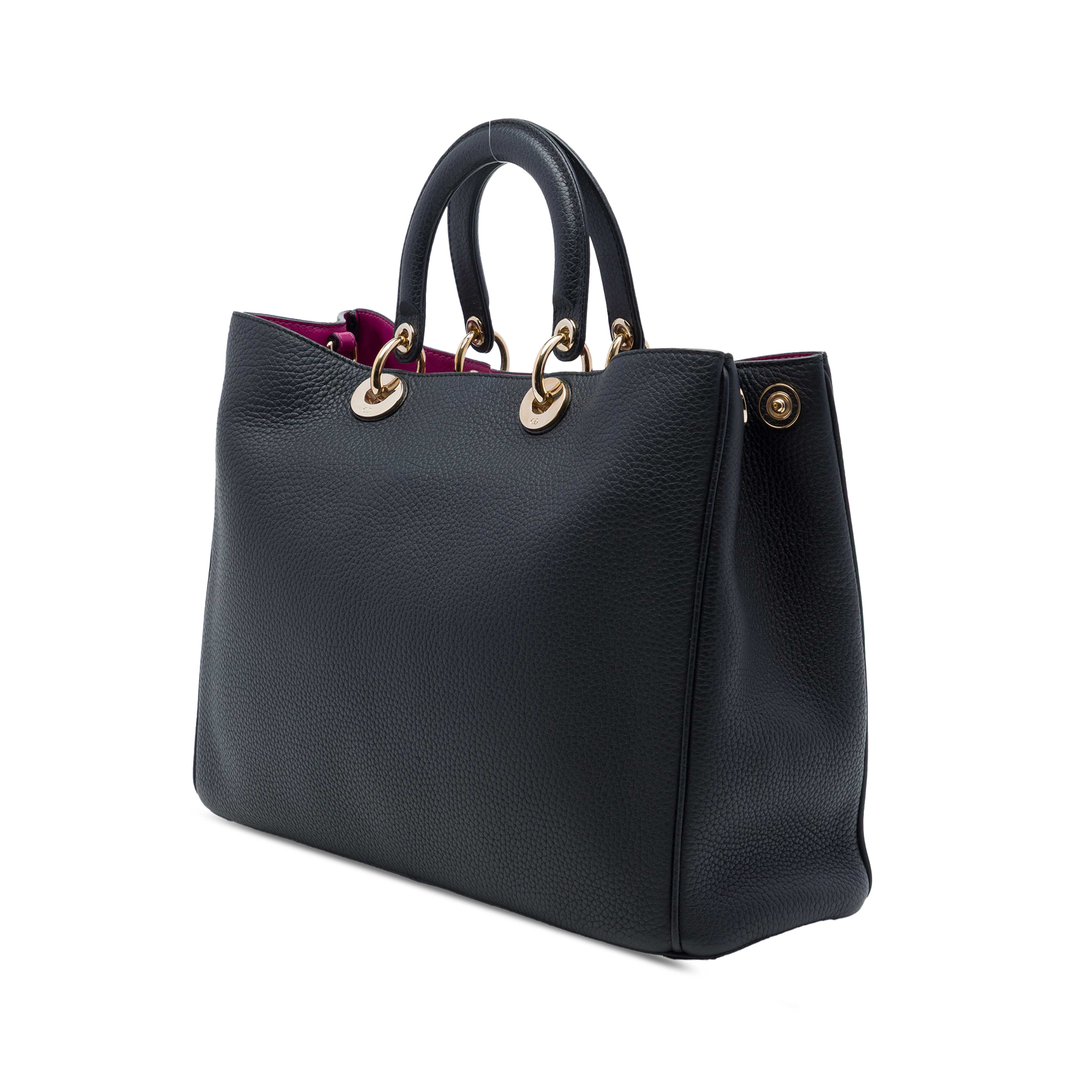 Dior Large Pebbled Calfskin Diorissimo Satchel, från Luxclusif, i färgen svart. Klicka för att öppna bilden i stort format