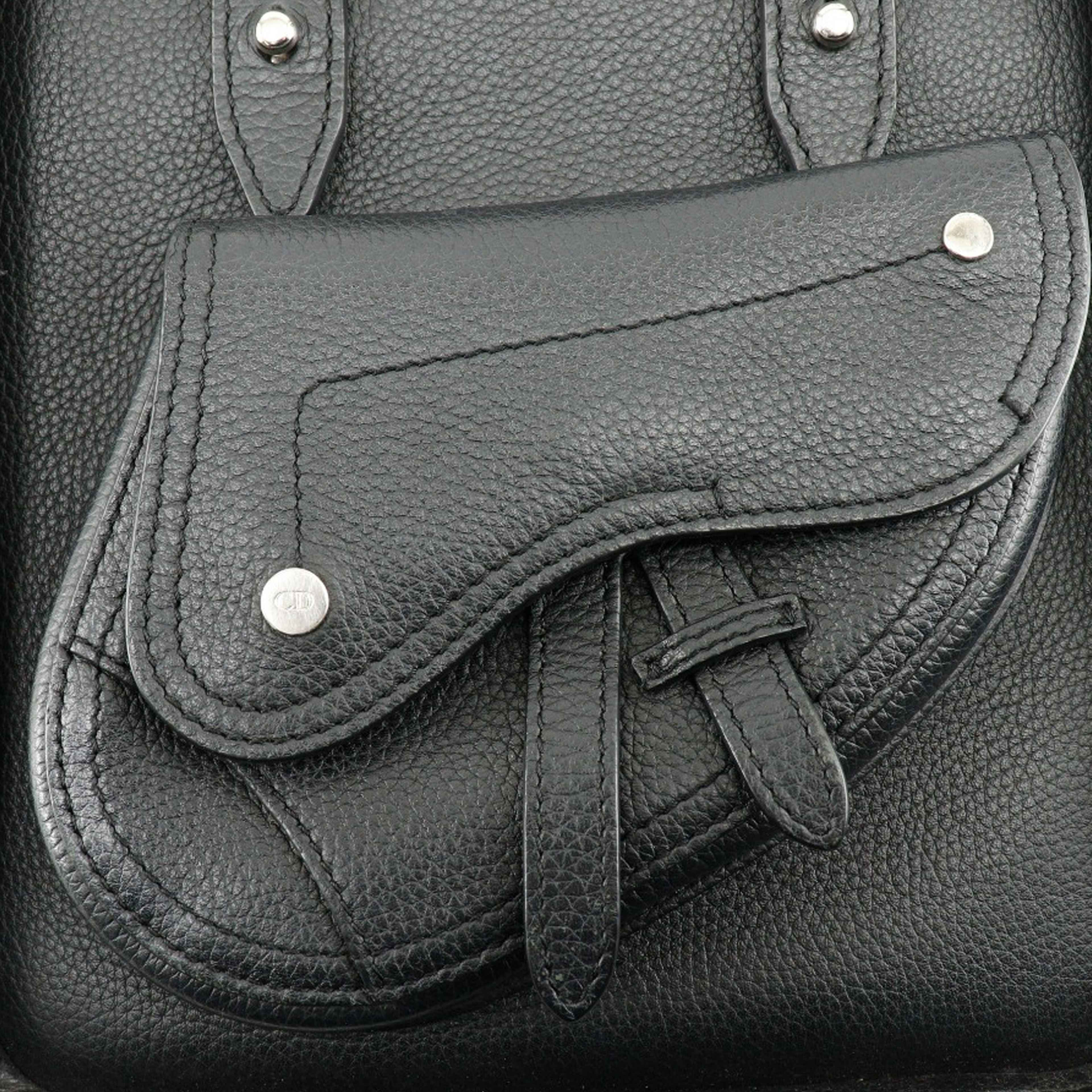 Dior Mini Grained Calfskin Saddle Tote, från Luxclusif, i färgen black. Klicka för att öppna bilden i stort format