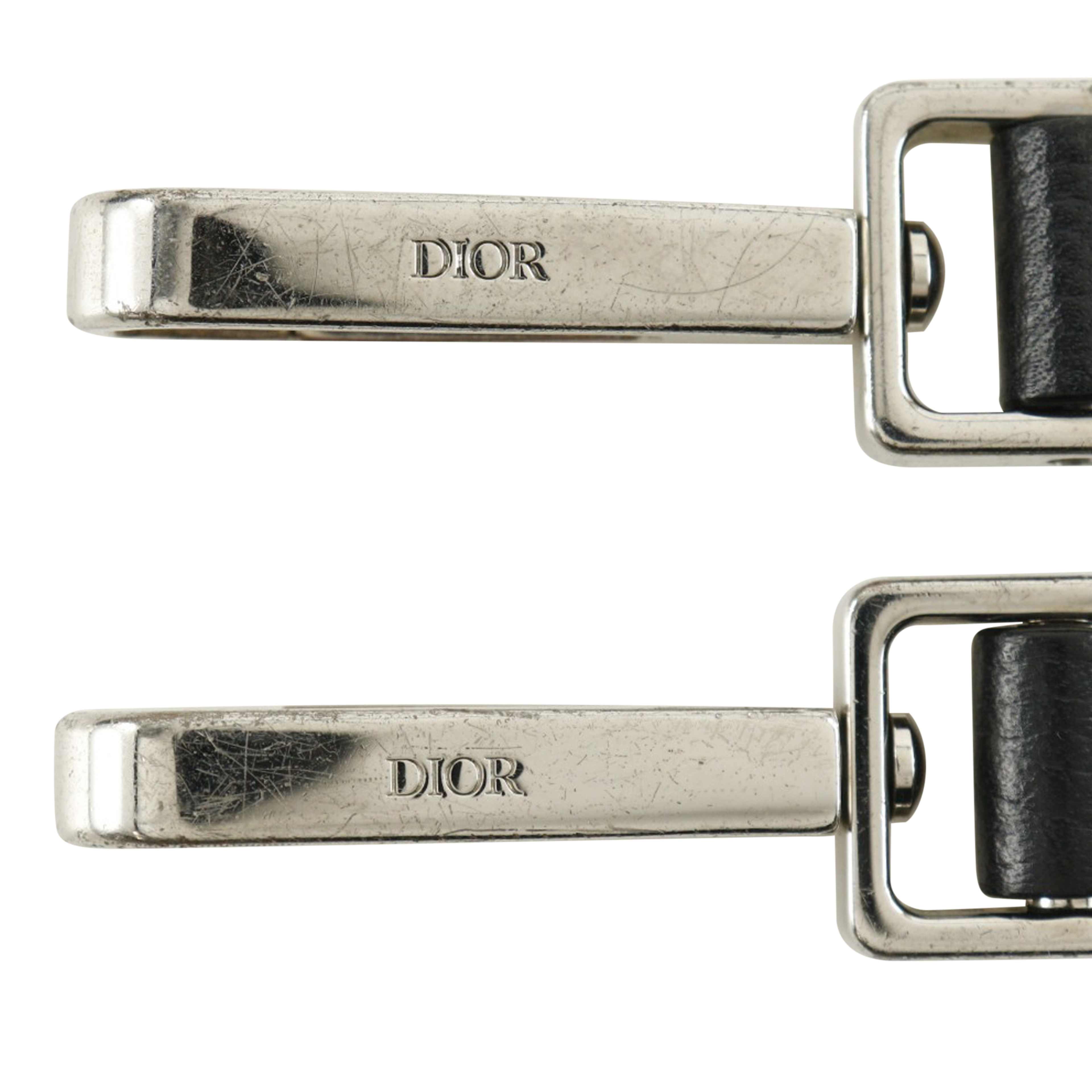 Dior Mini Grained Calfskin Saddle Tote, från Luxclusif, i färgen svart. Klicka för att öppna bilden i stort format