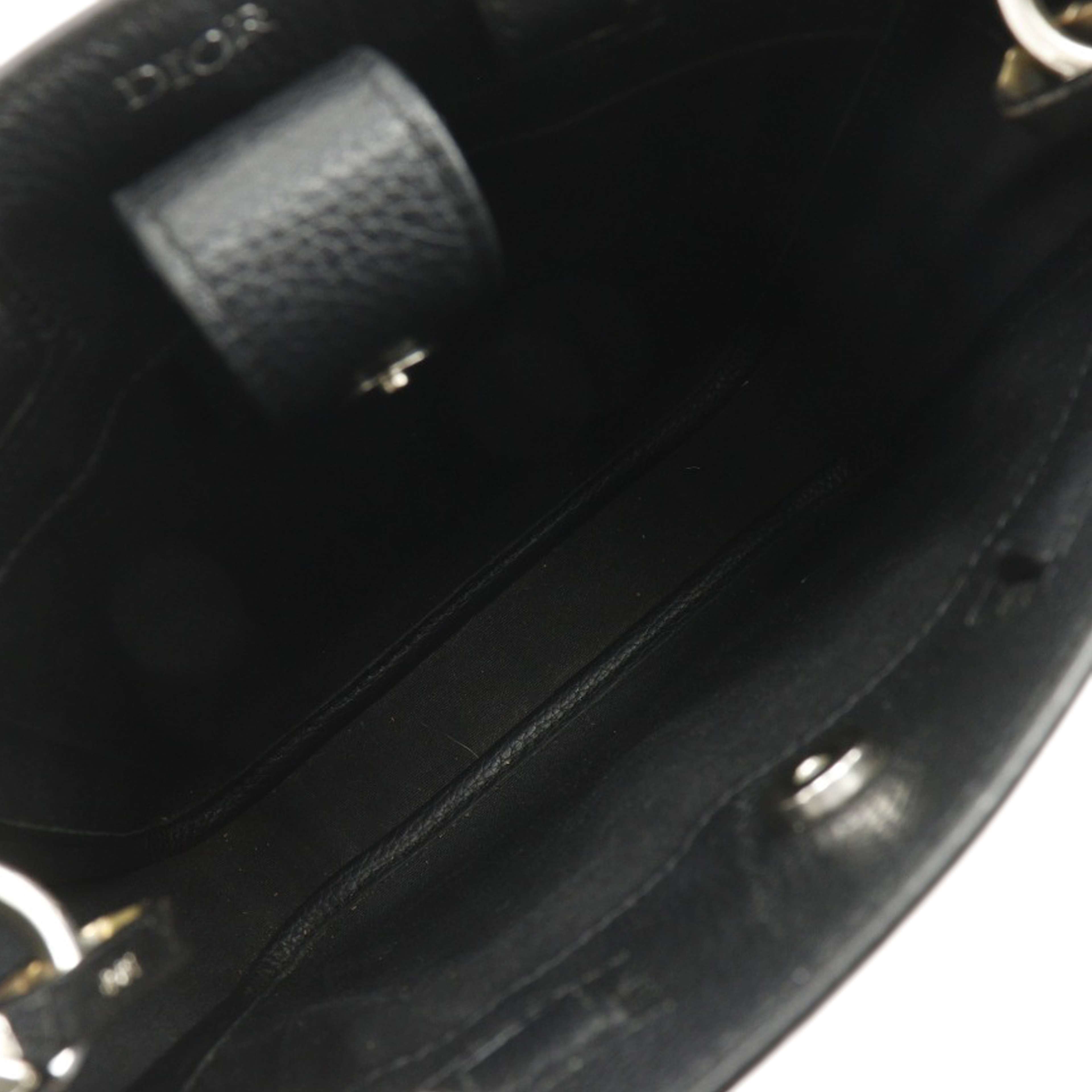 Dior Mini Grained Calfskin Saddle Tote, från Luxclusif, i färgen svart. Klicka för att öppna bilden i stort format