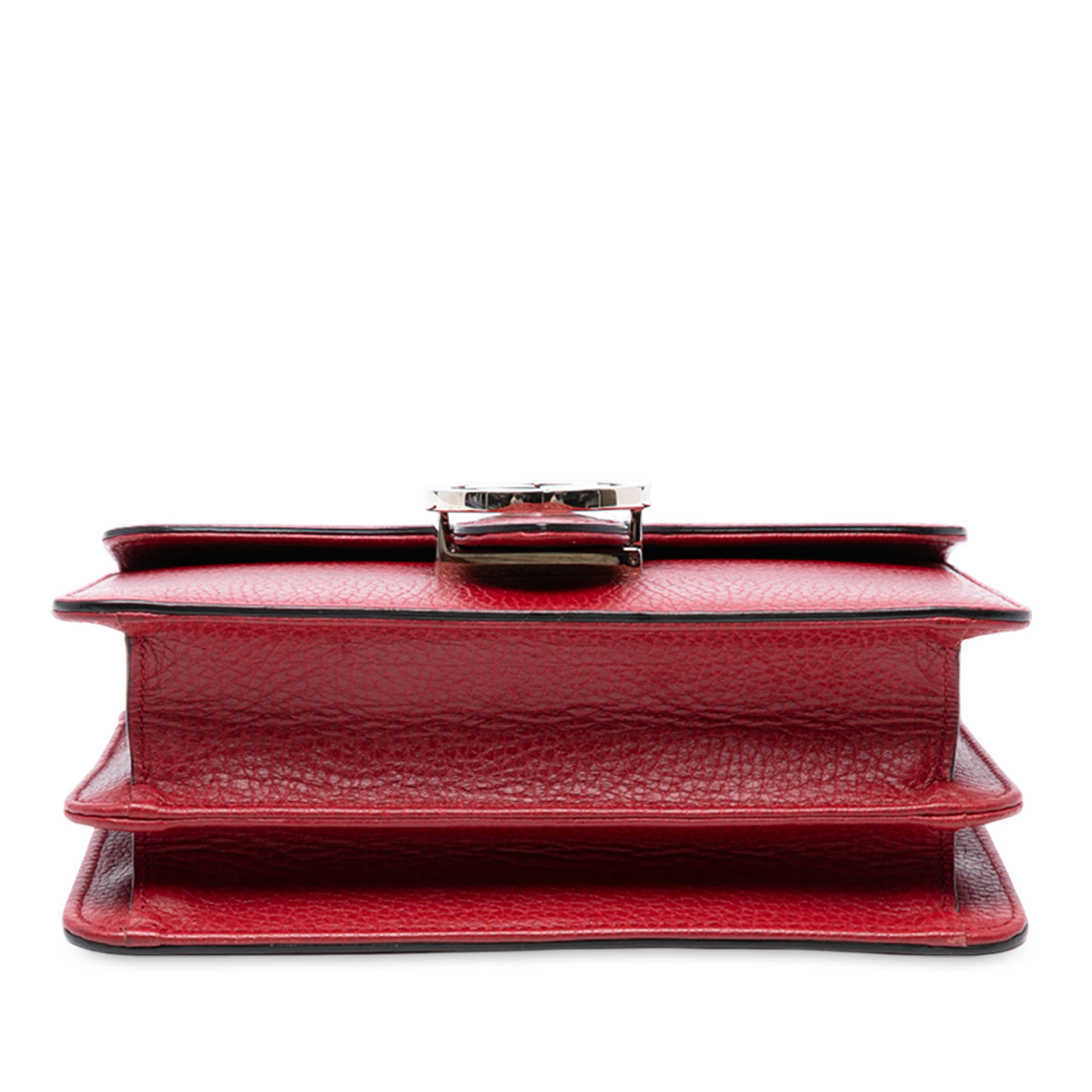 Gucci Small Dollar Calfskin Interlocking G Crossbody, från Luxclusif, i färgen red. Klicka för att öppna bilden i stort format