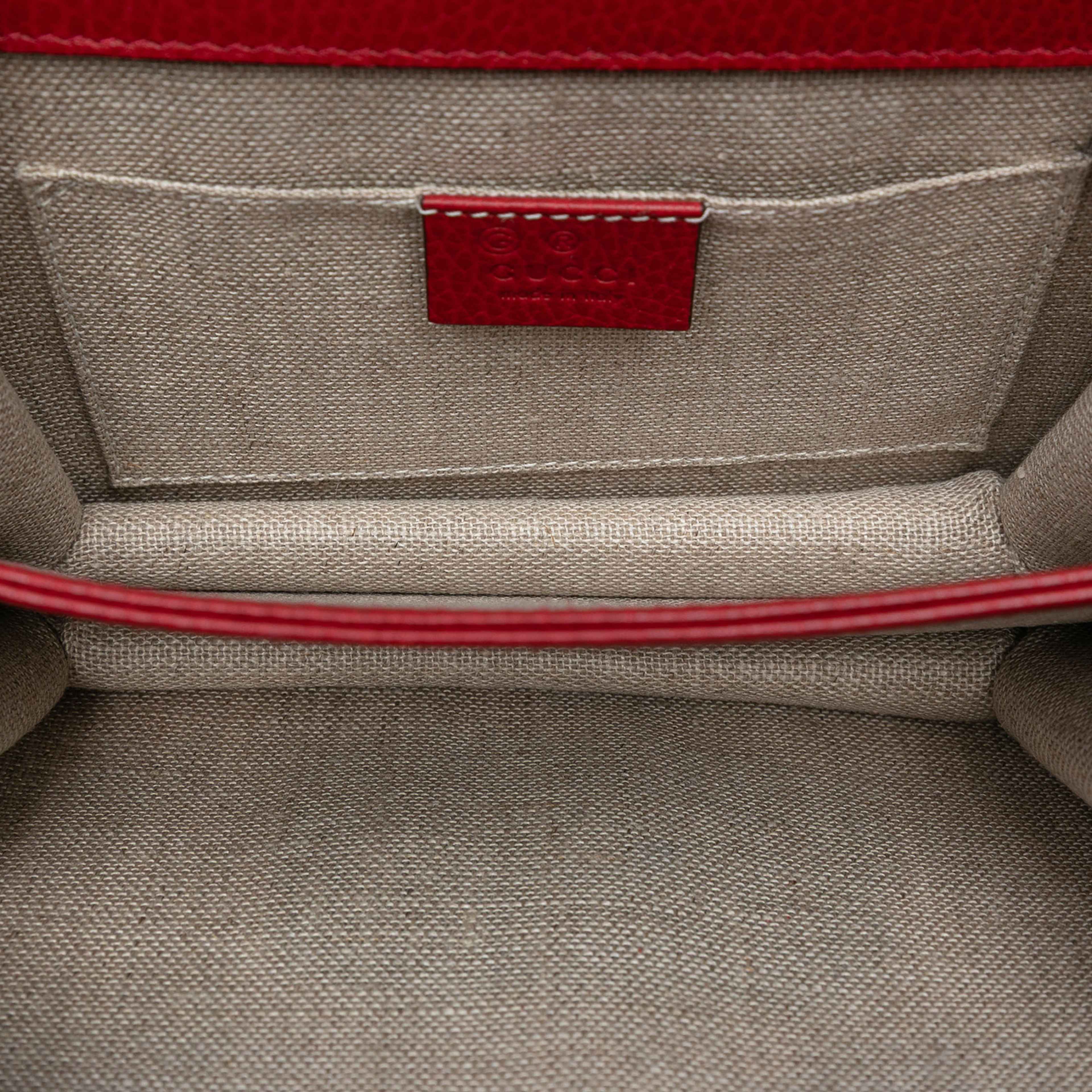 Gucci Small Dollar Calfskin Interlocking G Crossbody, från Luxclusif, i färgen red. Klicka för att öppna bilden i stort format