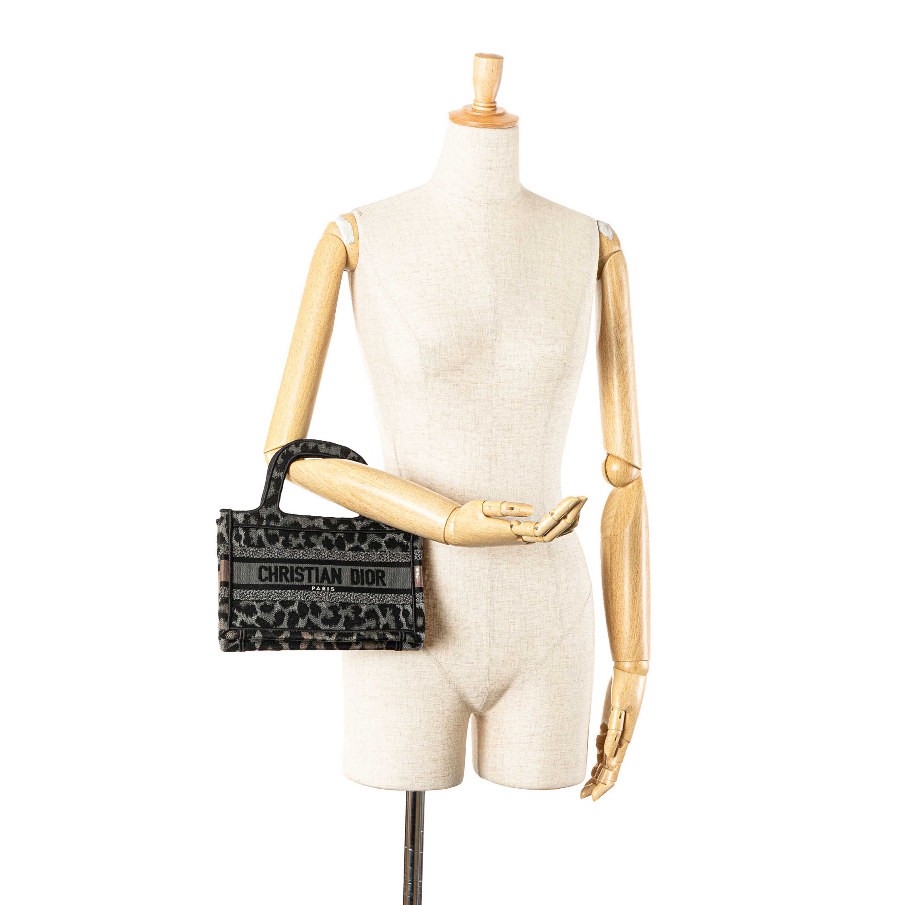 Dior Mizza Mini Embroidered Canvas Leopard Book Tote, från Luxclusif, i färgen grå. Klicka för att öppna bilden i stort format