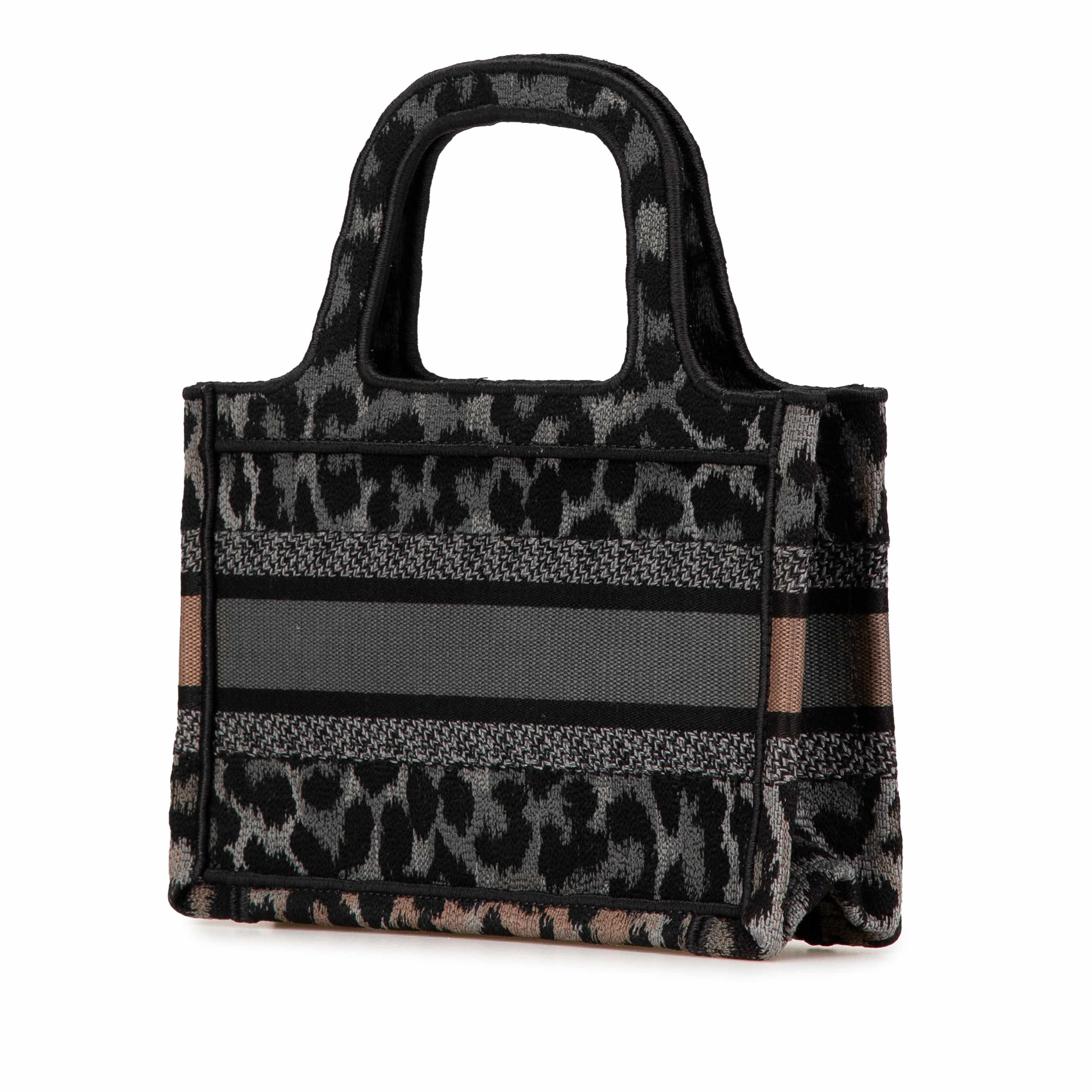 Dior Mizza Mini Embroidered Canvas Leopard Book Tote, från Luxclusif, i färgen grå. Klicka för att öppna bilden i stort format