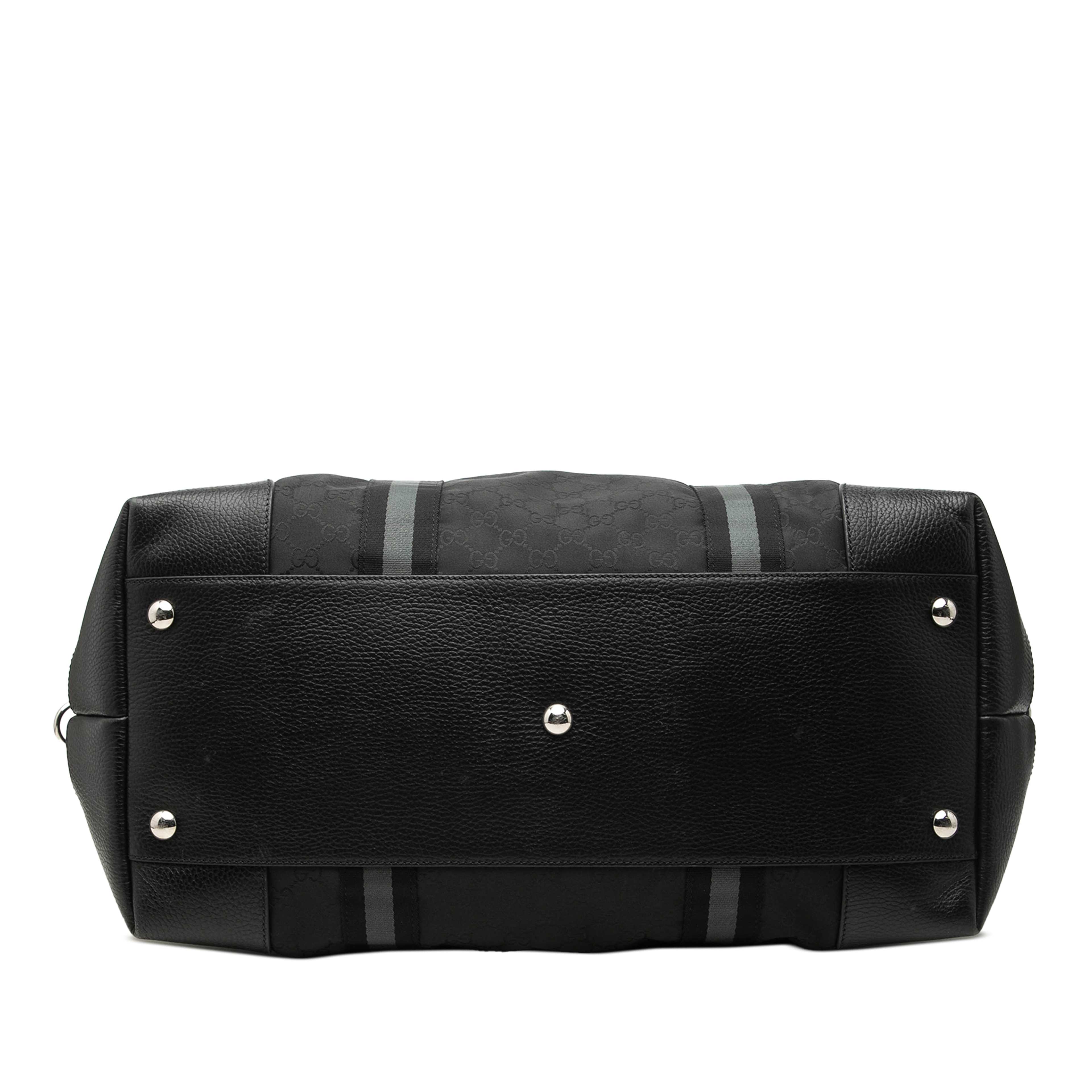 Gucci Xl Gg Nylon Web Duffle Bag, från Luxclusif, i färgen svart. Klicka för att öppna bilden i stort format
