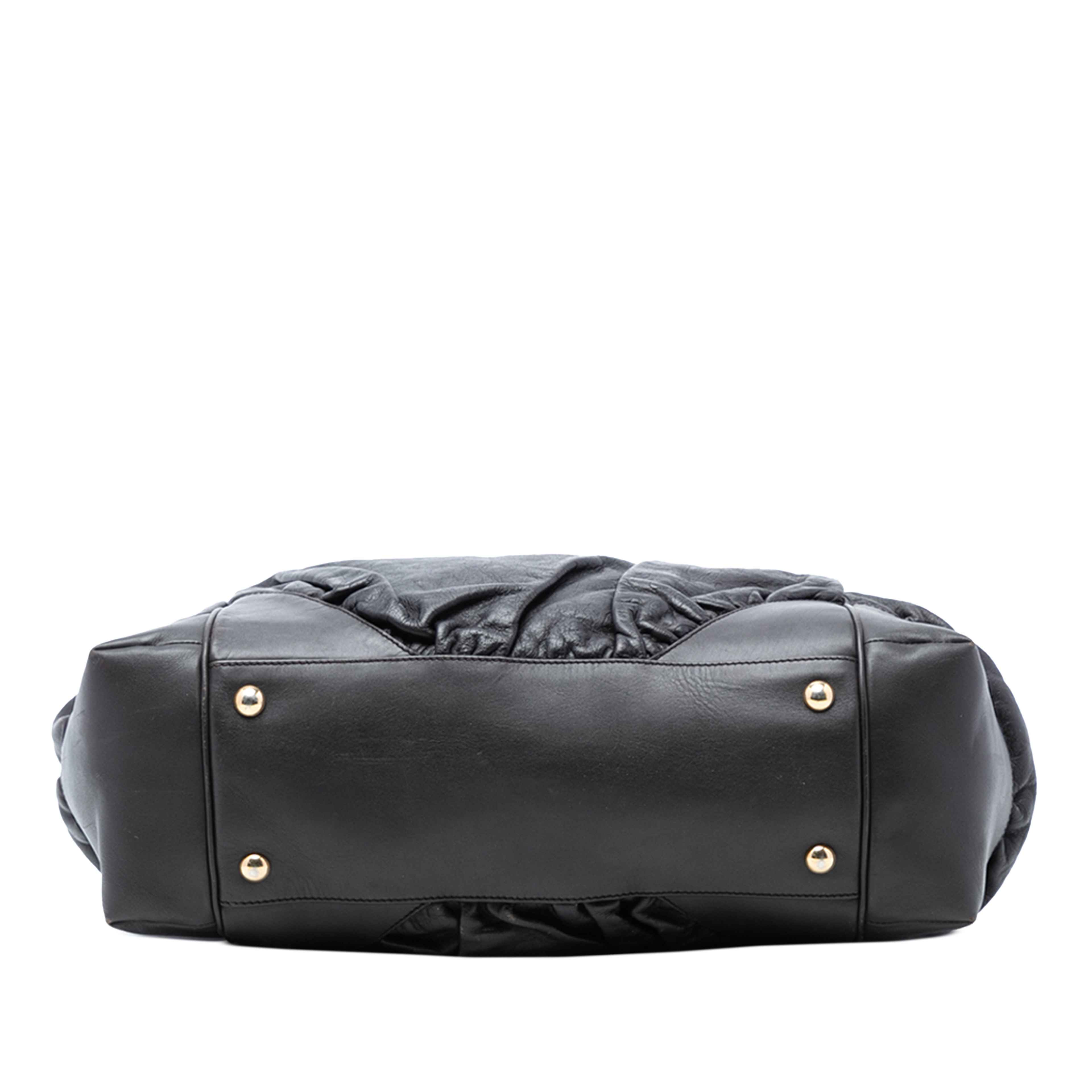 Gucci Embossed Leather Horsebit Full Moon Tote, från Luxclusif, i färgen black. Klicka för att öppna bilden i stort format