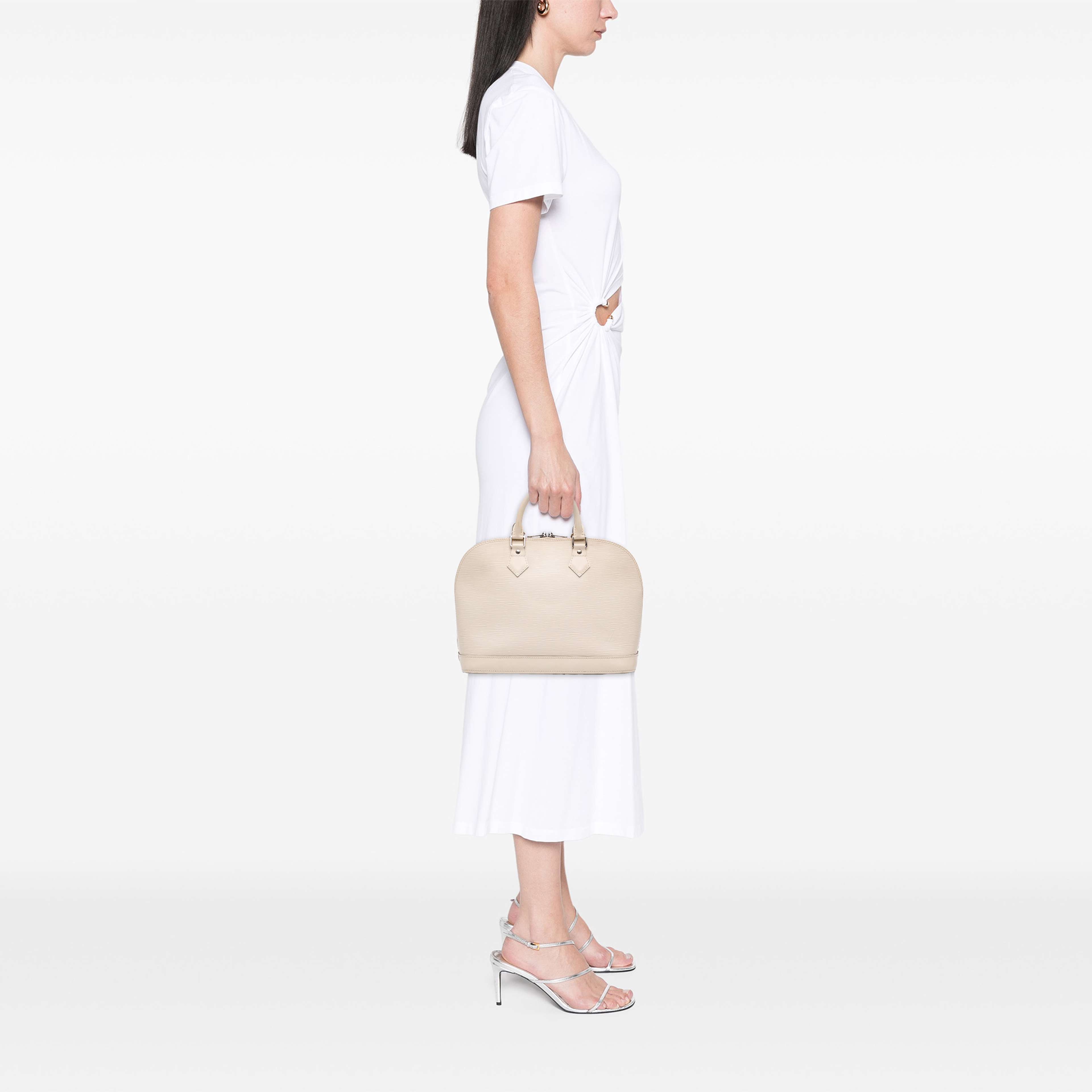 Louis Vuitton Epi Alma Pm, från Luxclusif, i färgen vit. Klicka för att öppna bilden i stort format