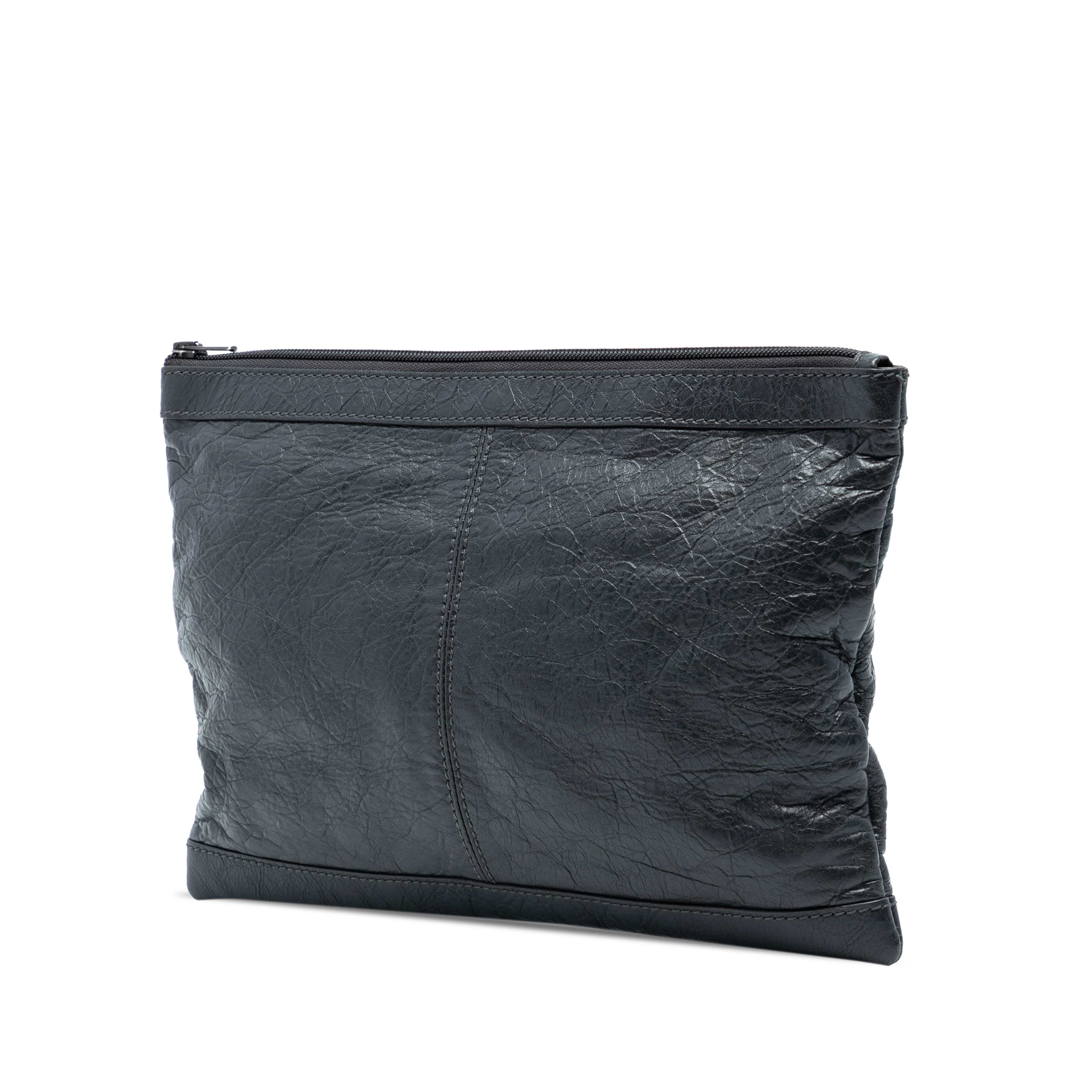 Balenciaga Lambskin Motocross Classic Clip Clutch, från Luxclusif, i färgen black. Klicka för att öppna bilden i stort format